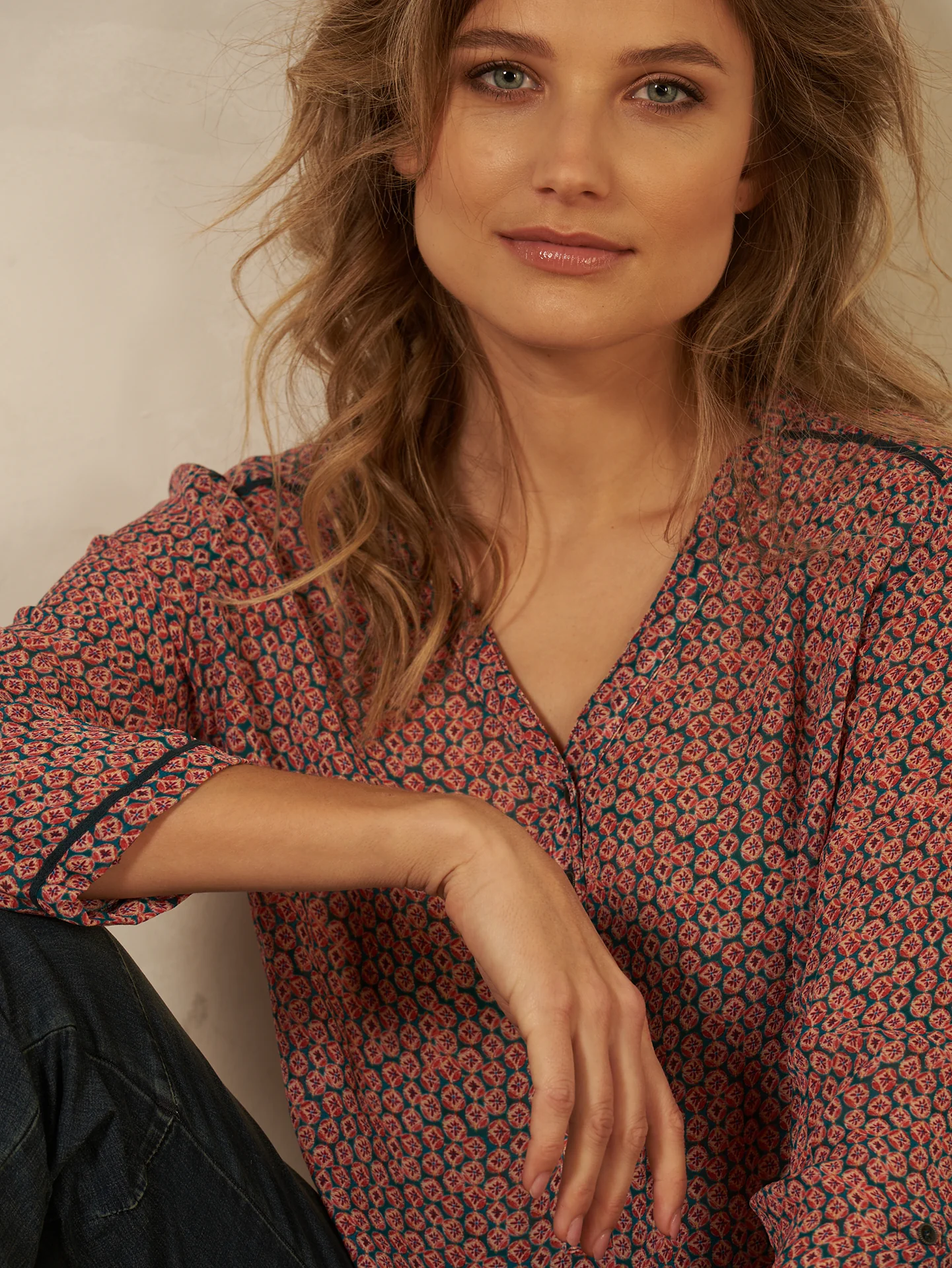 Bluse mit V-Ausschnitt - Image 12