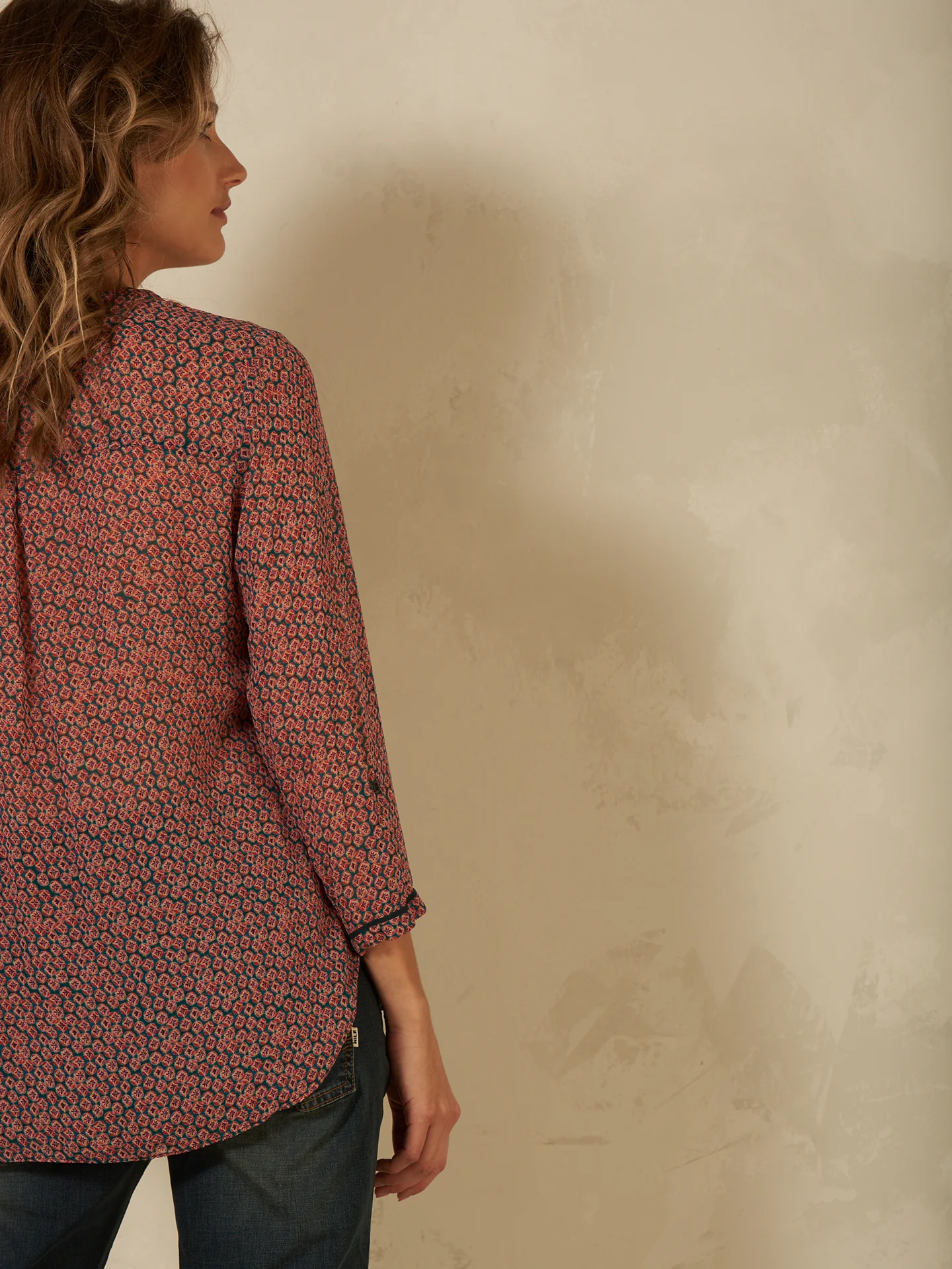 Bluse mit V-Ausschnitt - Image 13