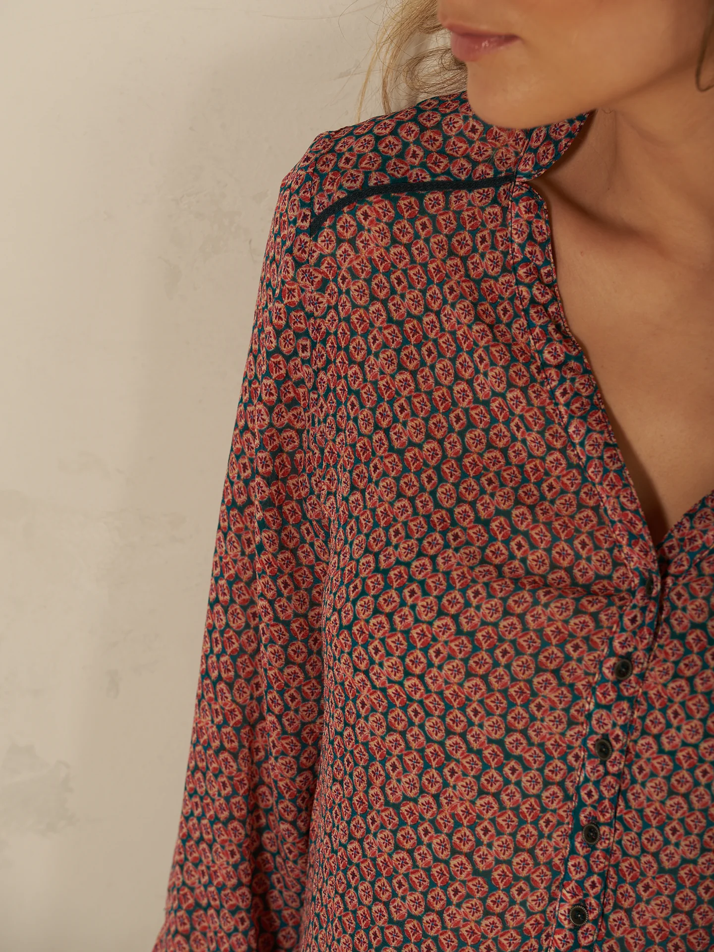 Bluse mit V-Ausschnitt - Image 14