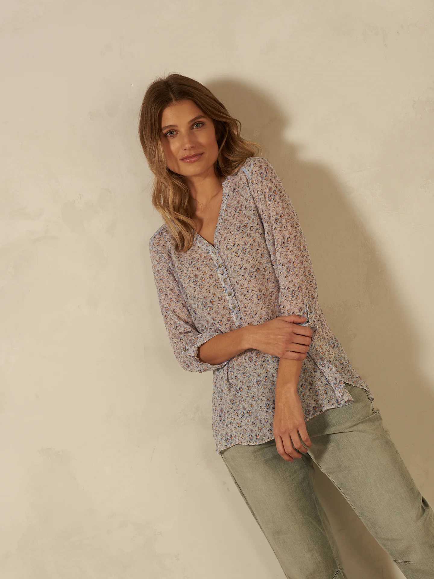 Bluse mit V-Ausschnitt - Image 16