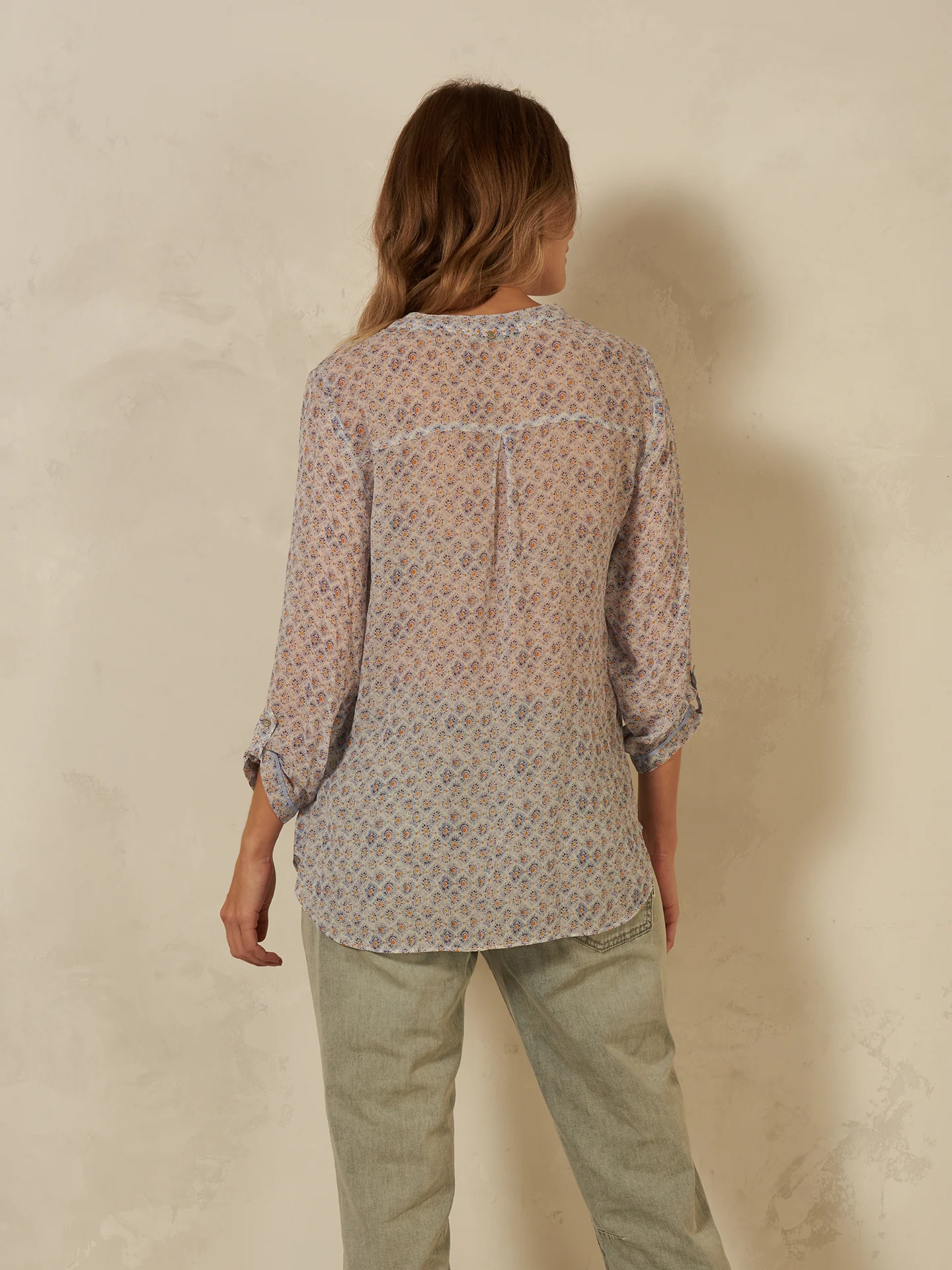 Bluse mit V-Ausschnitt - Image 19