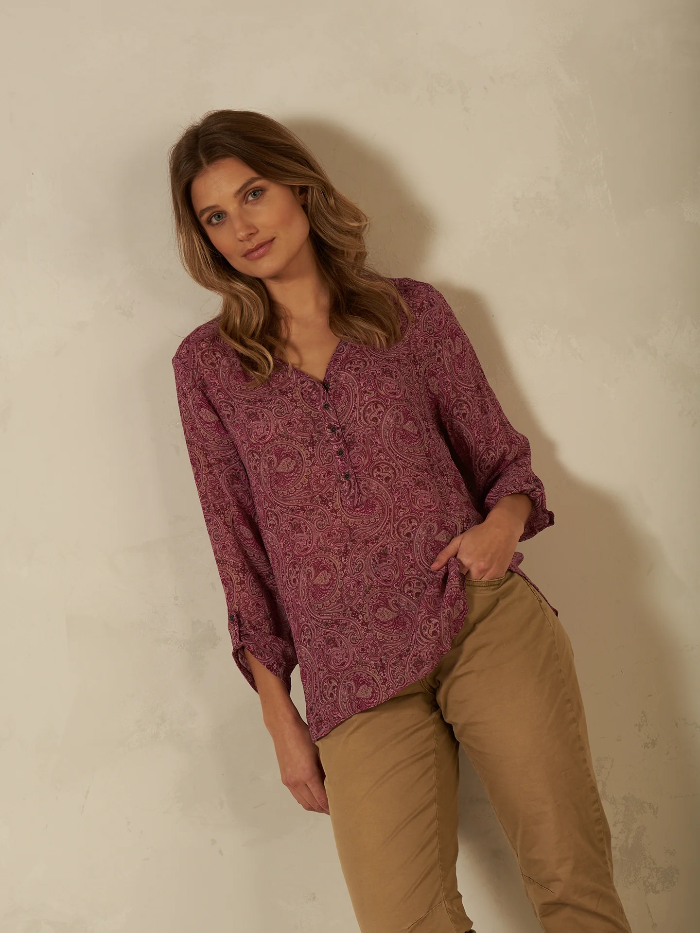 Bluse mit V-Ausschnitt - Image 21