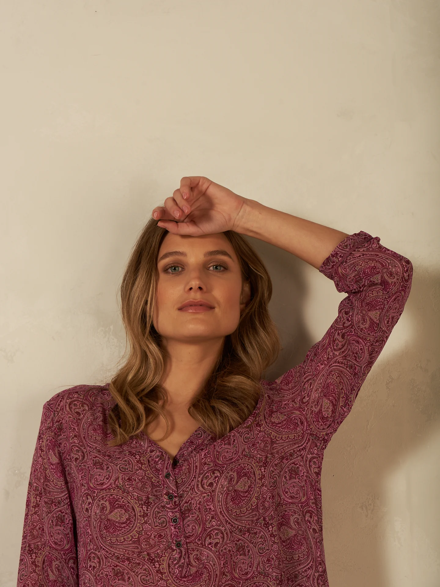Bluse mit V-Ausschnitt - Image 22