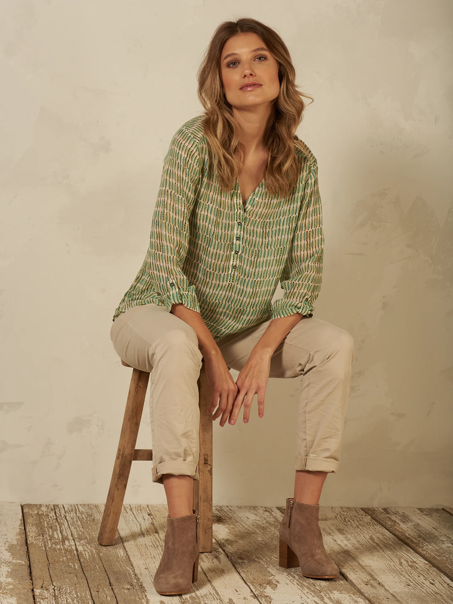 Bluse mit V-Ausschnitt - Image 26