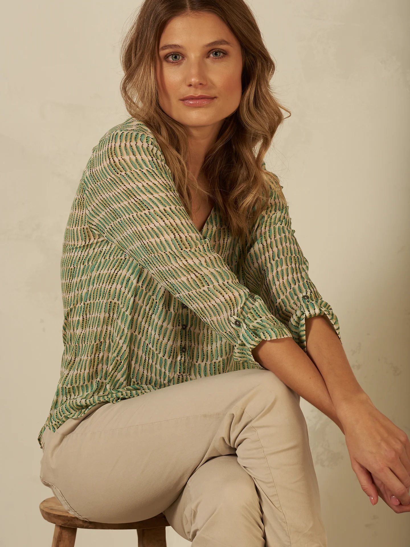 Bluse mit V-Ausschnitt - Image 27