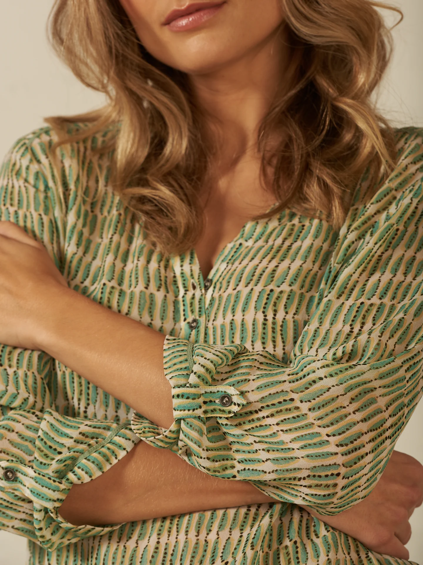 Bluse mit V-Ausschnitt - Image 28
