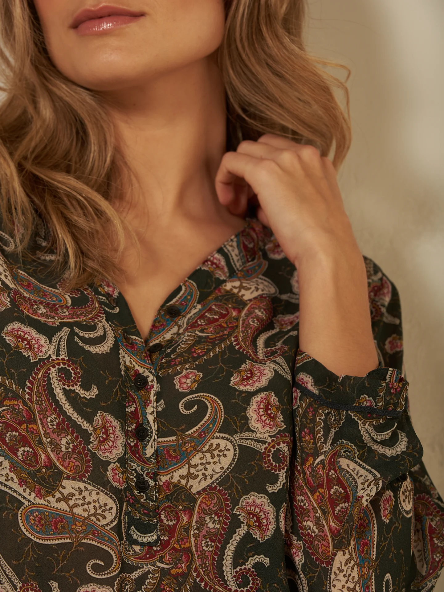 Bluse mit V-Ausschnitt - Image 3