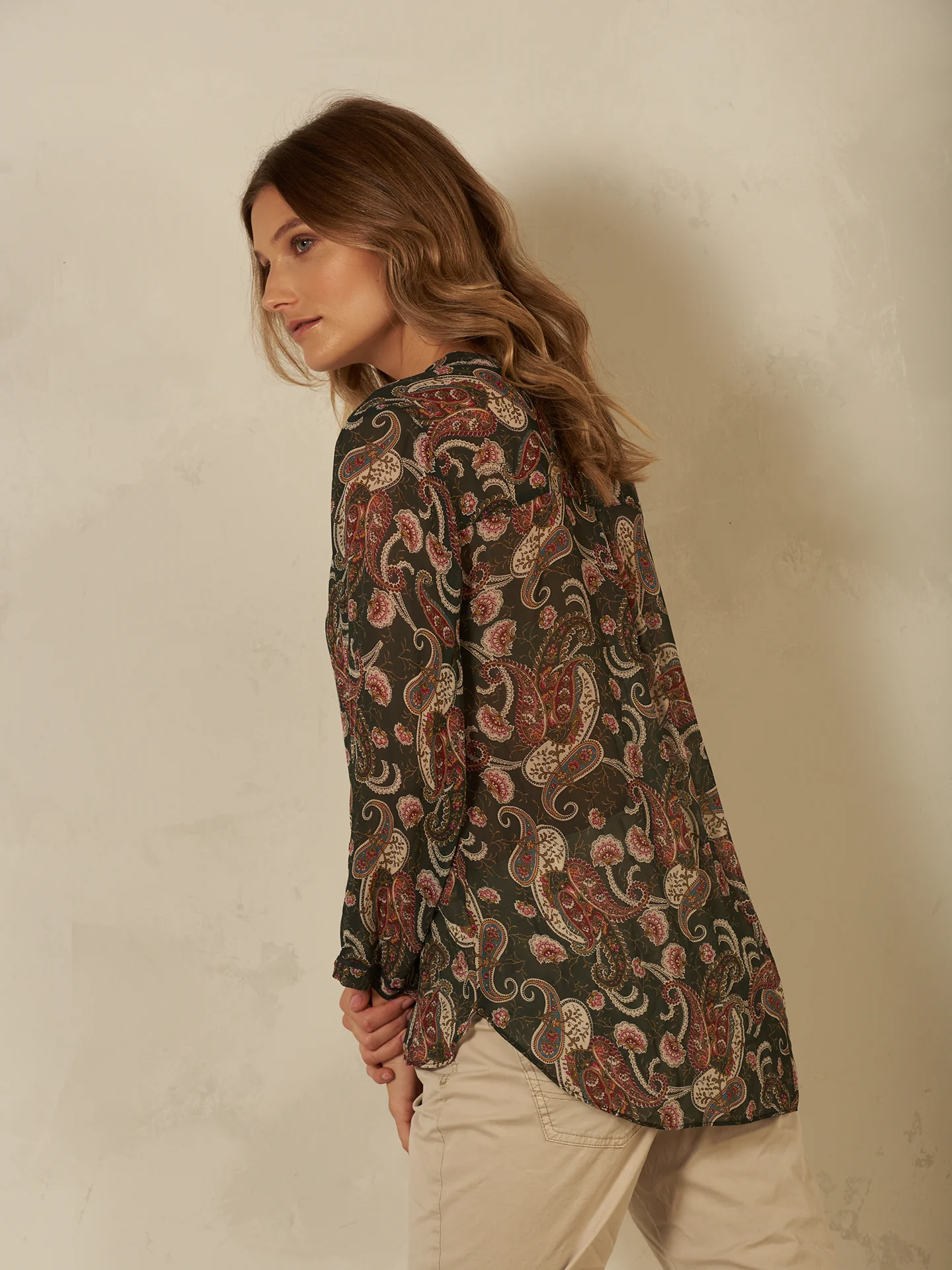 Bluse mit V-Ausschnitt - Image 4