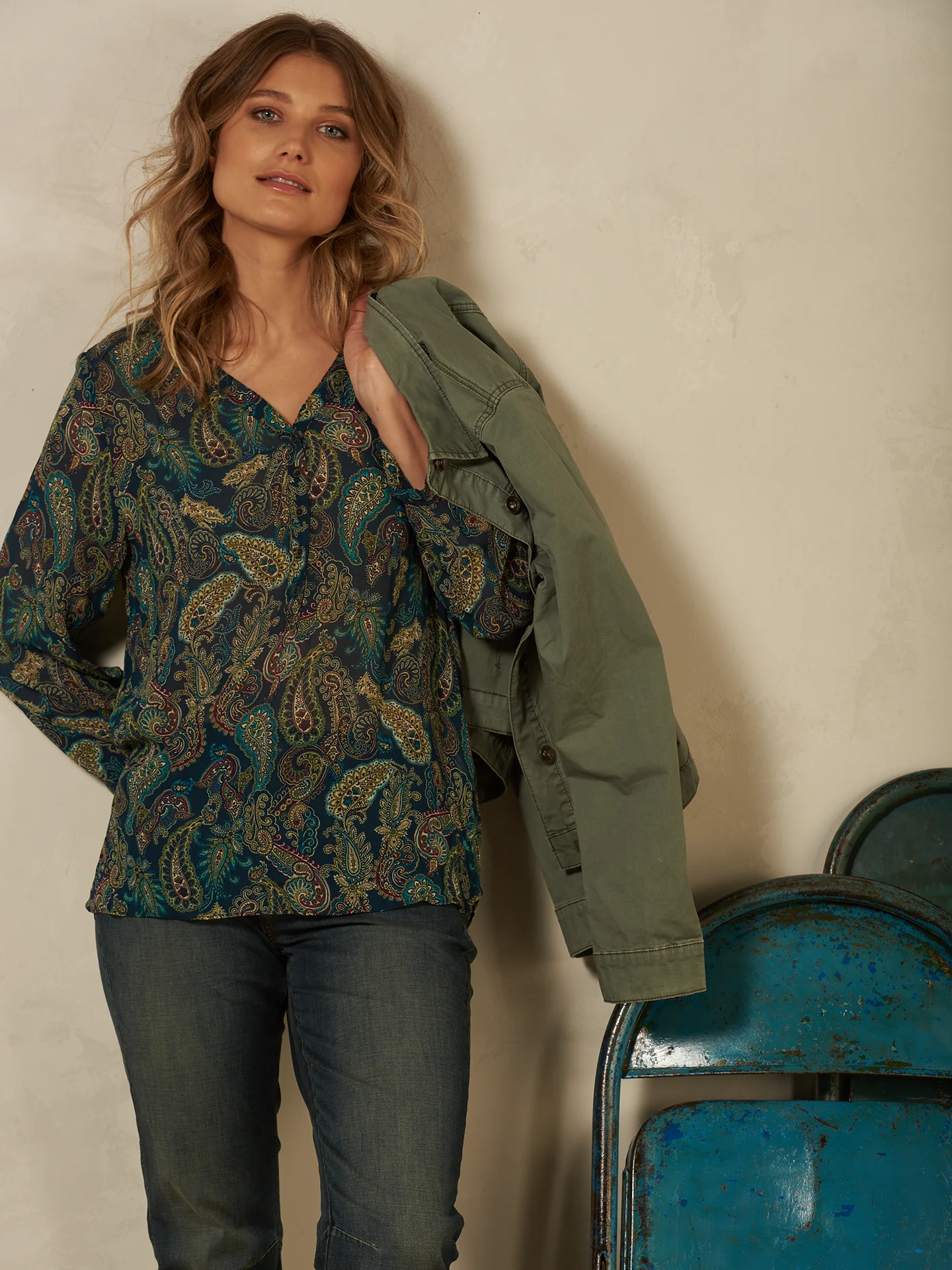 Bluse mit V-Ausschnitt - Image 6