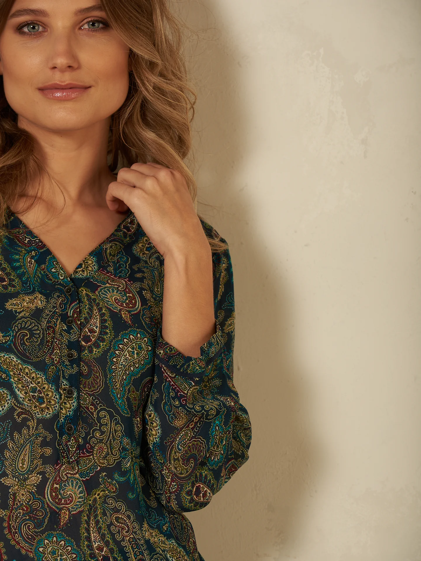 Bluse mit V-Ausschnitt - Image 7