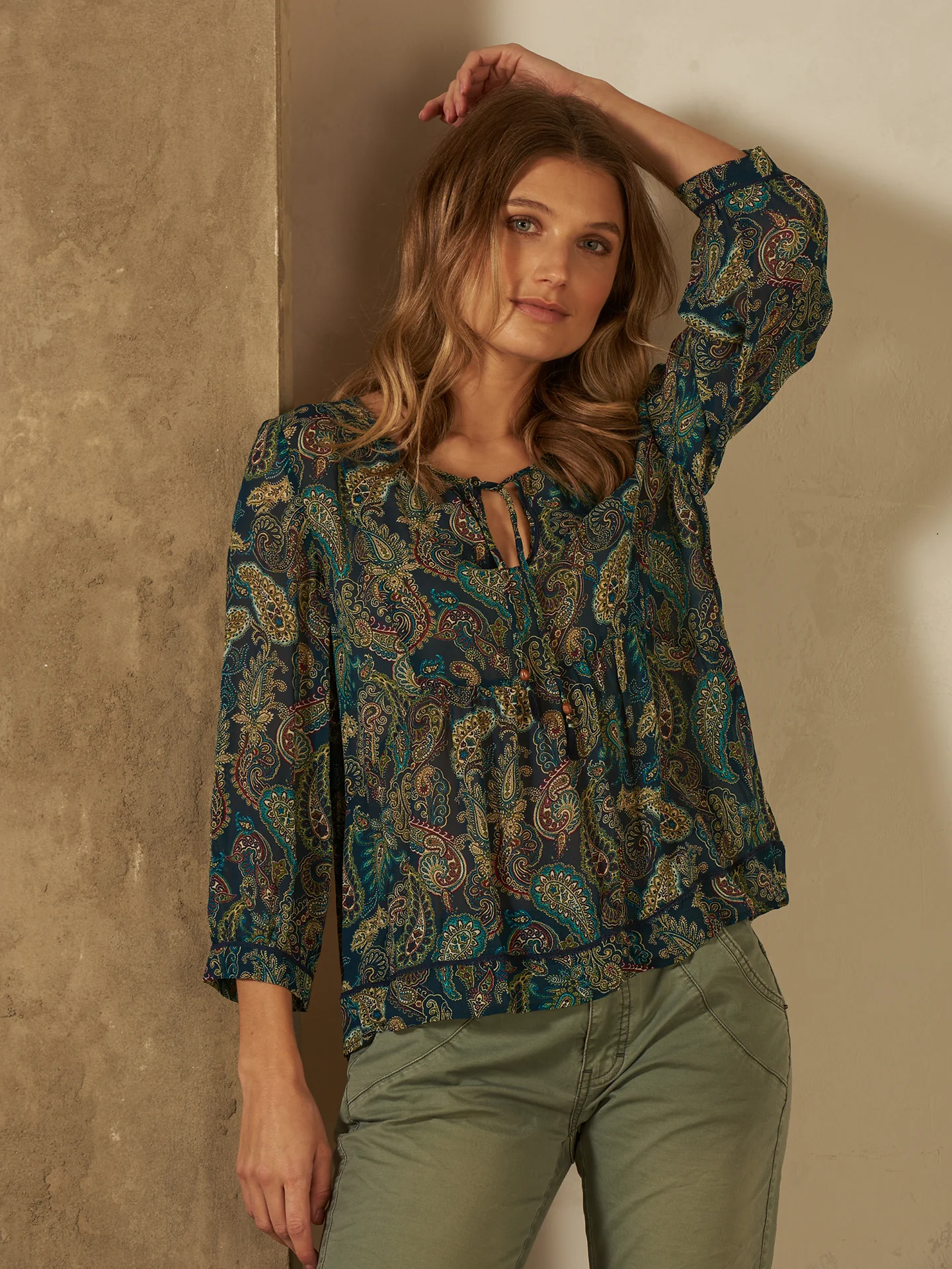 Bluse mit V-Ausschnitt - Image 11