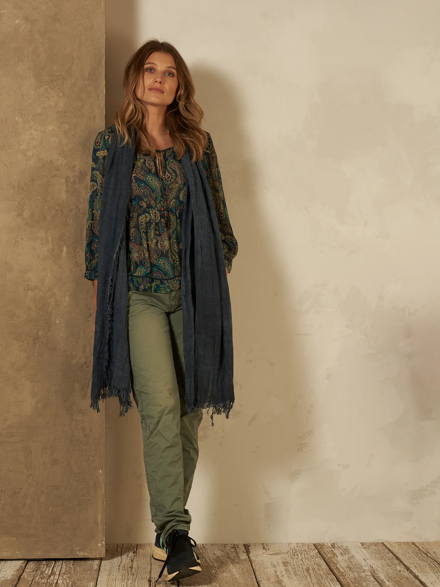 Bluse mit V-Ausschnitt - Image 12