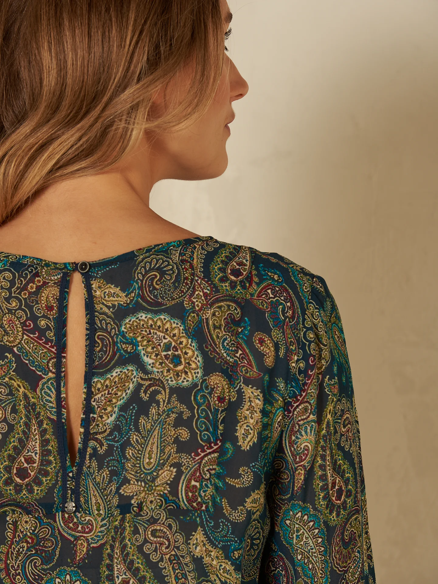 Bluse mit V-Ausschnitt - Image 14
