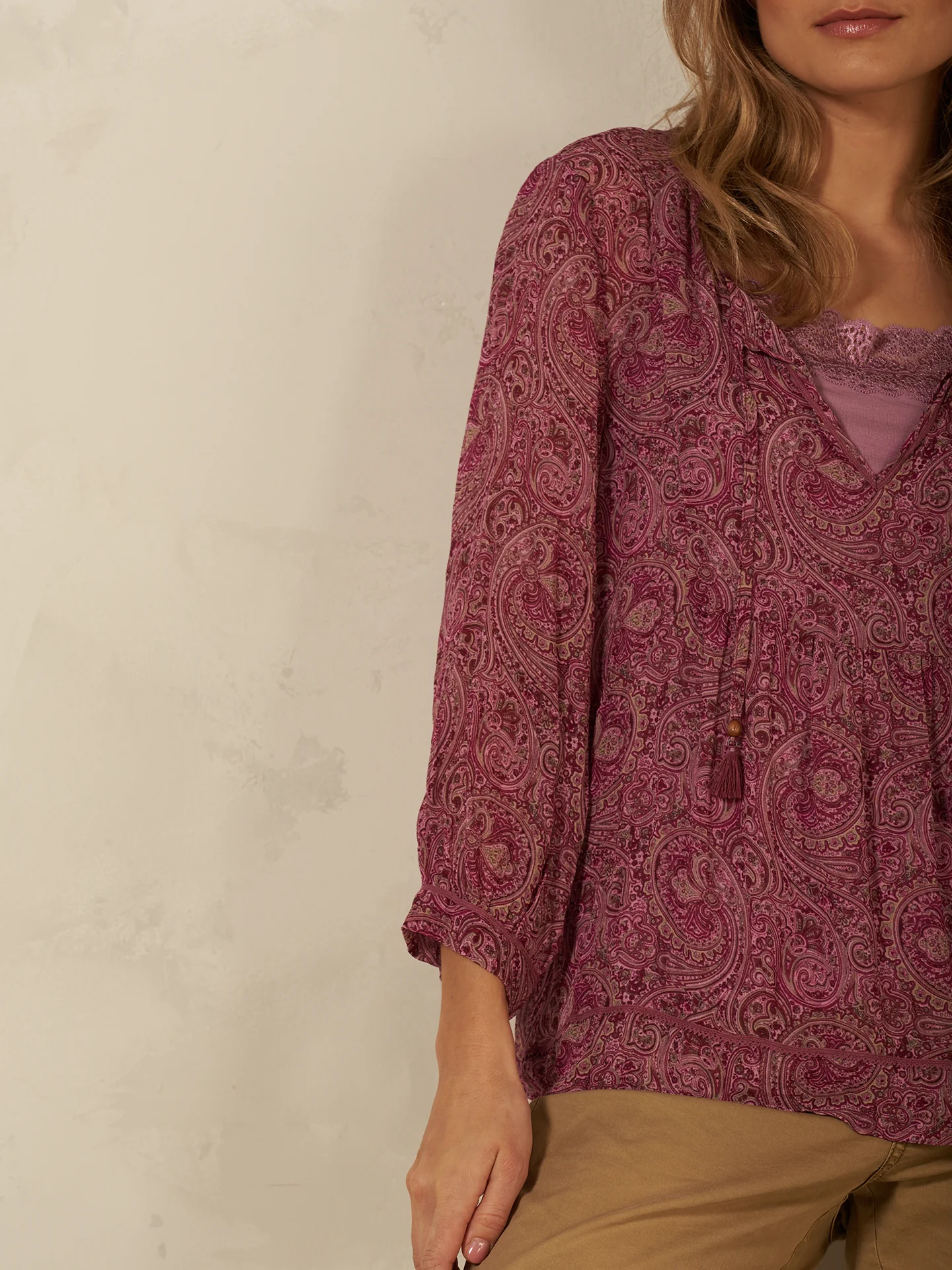 Bluse mit V-Ausschnitt - Image 21