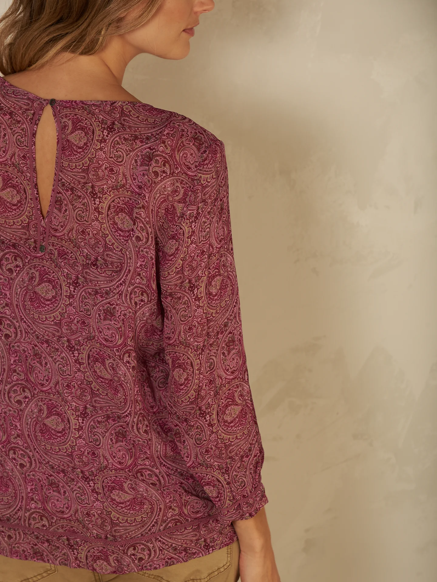 Bluse mit V-Ausschnitt - Image 23