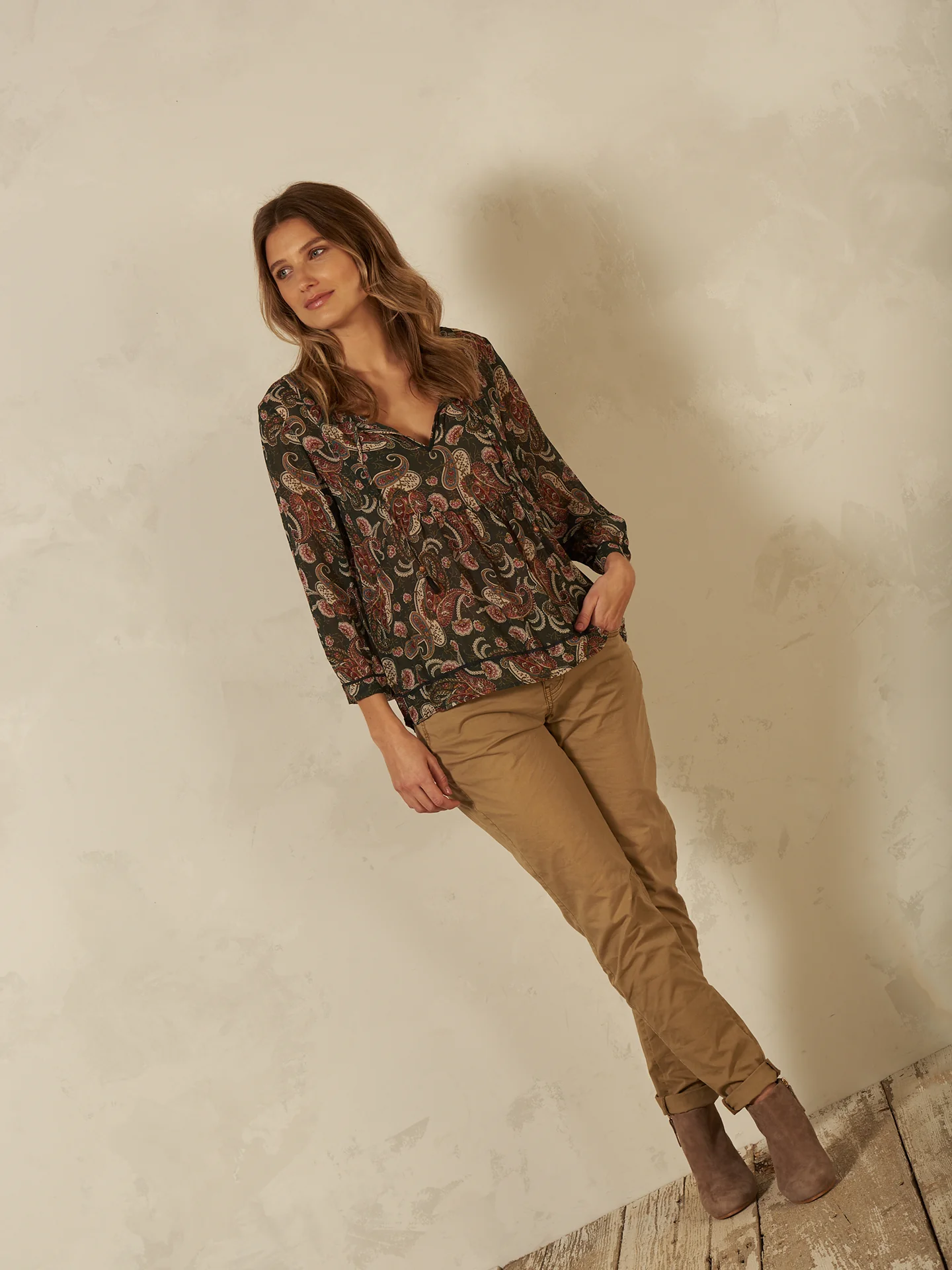 Bluse mit V-Ausschnitt - Image 7