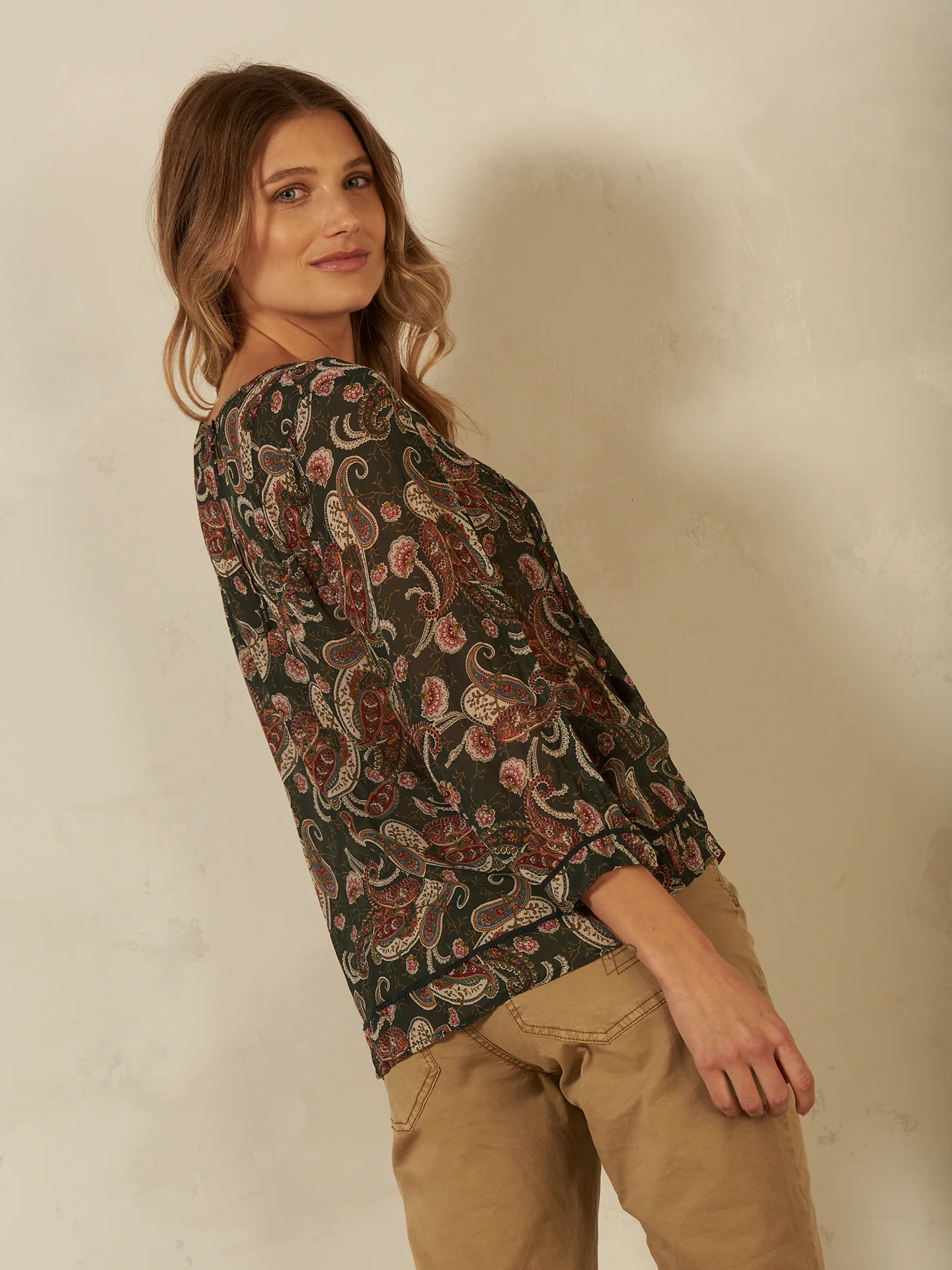 Bluse mit V-Ausschnitt - Image 8