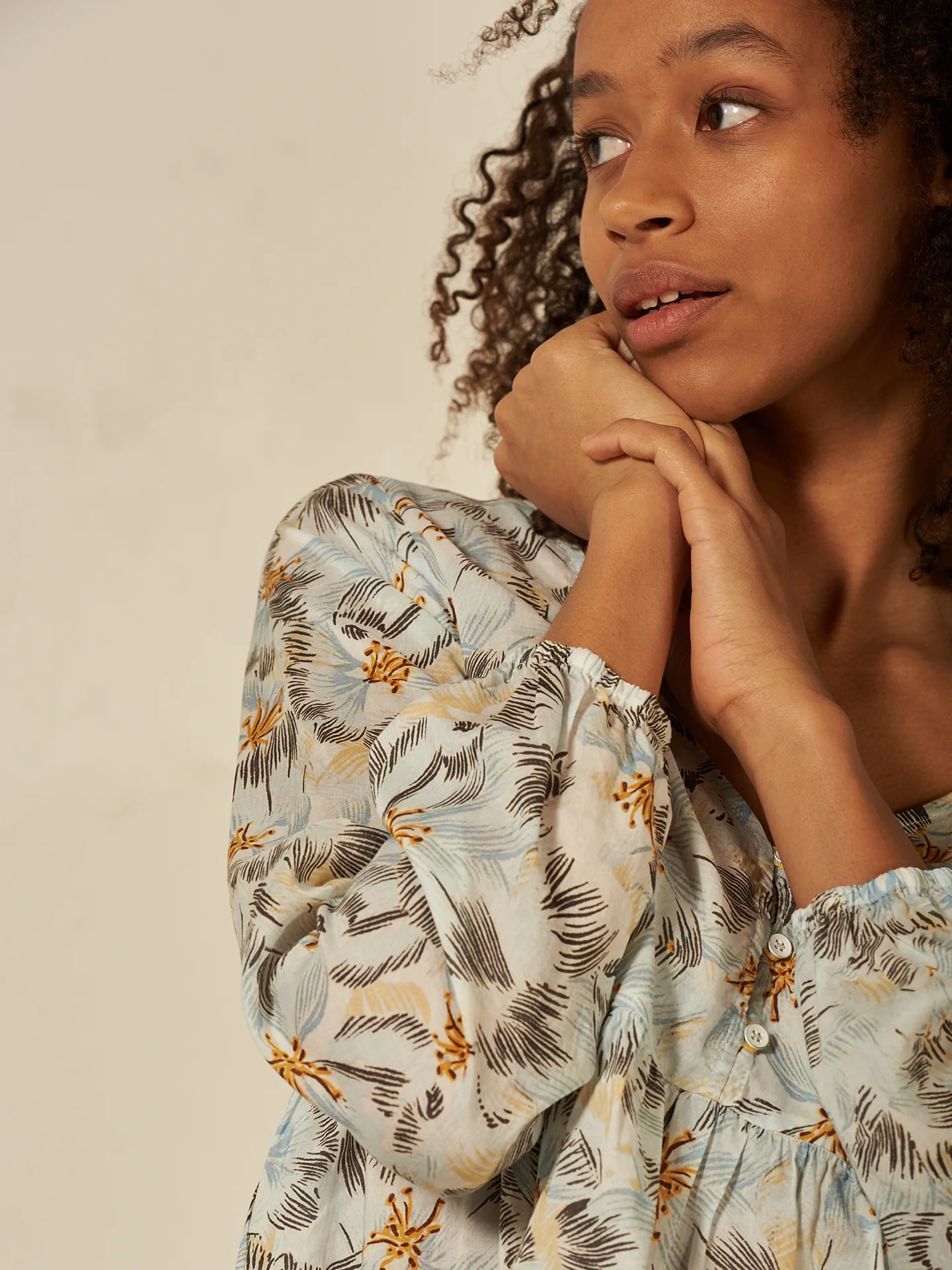 Bluse mit Volant - Image 7