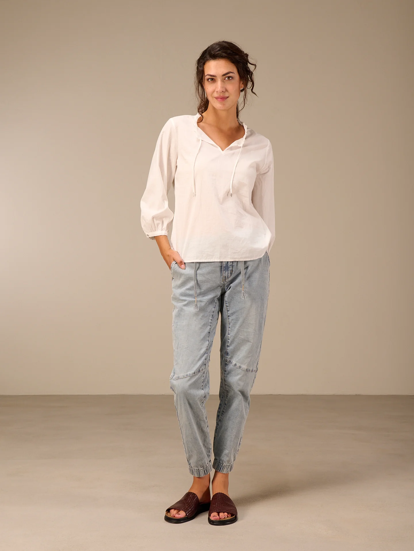 Bluse mit V-Ausschnitt - Image 14