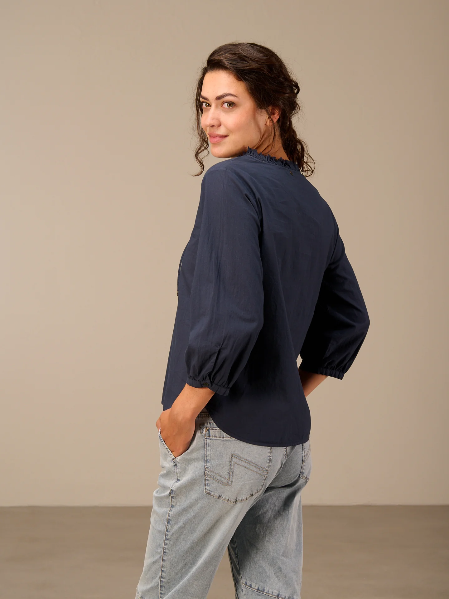 Bluse mit V-Ausschnitt - Image 9