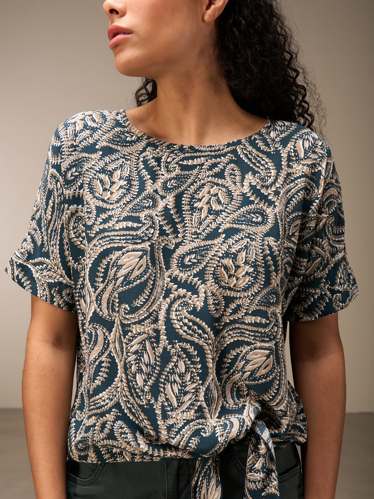 Bluse mit Knoten - Image 3