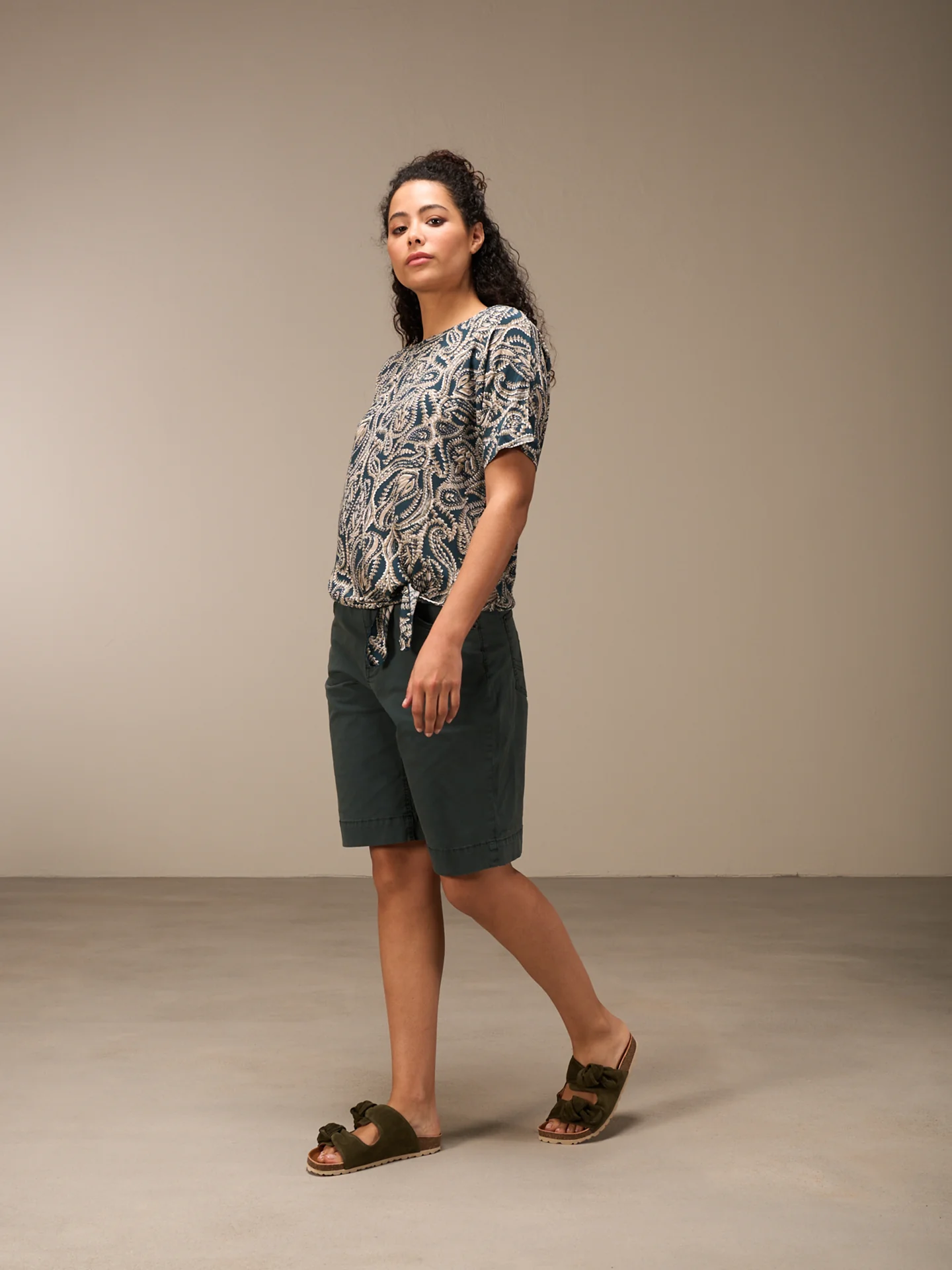 Bluse mit Knoten - Image 4
