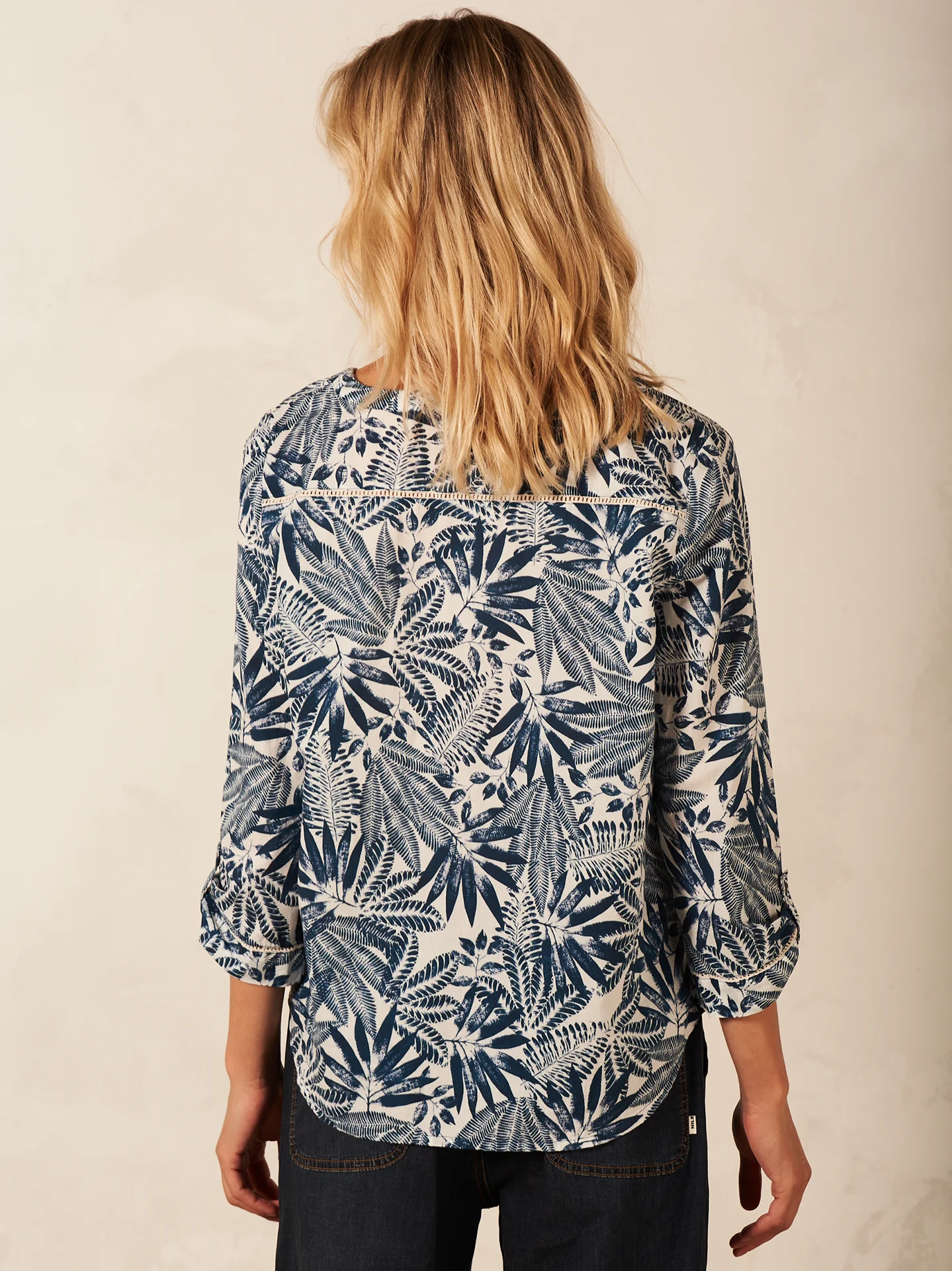 Bluse mit V-Ausschnitt - Image 10