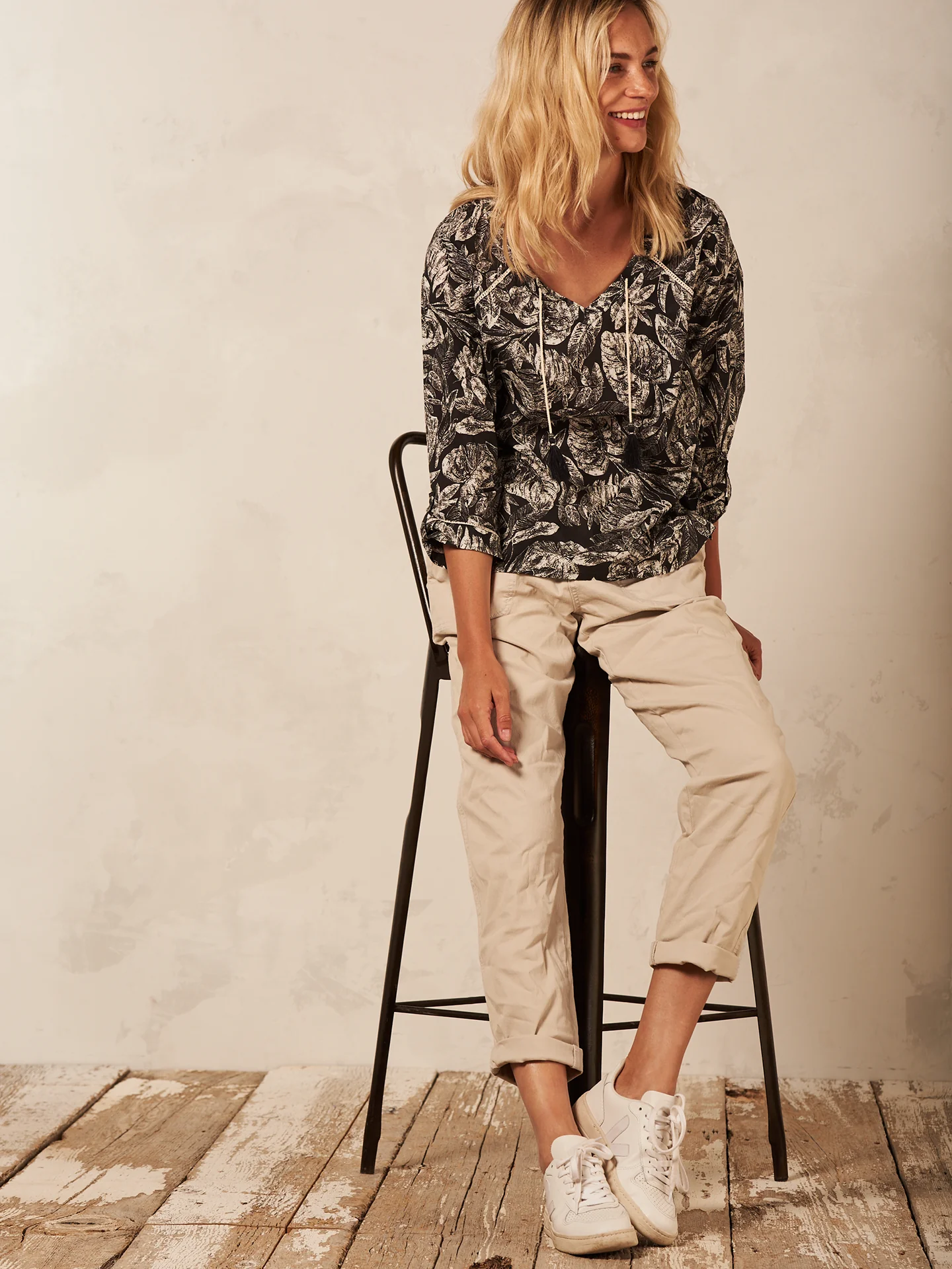 Bluse mit V-Ausschnitt - Image 4