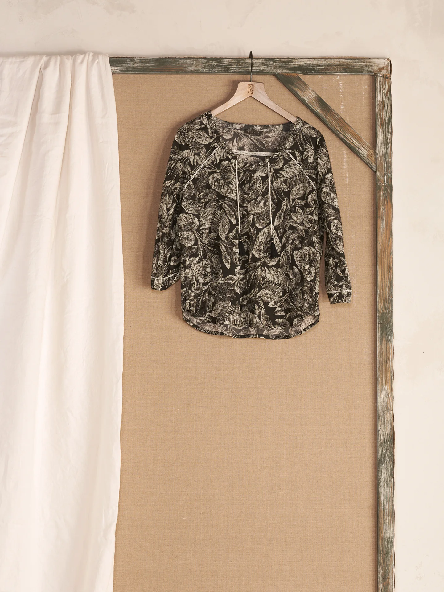 Bluse mit V-Ausschnitt - Image 5