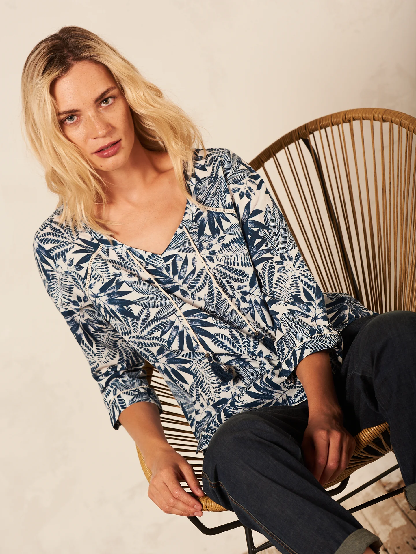 Bluse mit V-Ausschnitt - Image 7