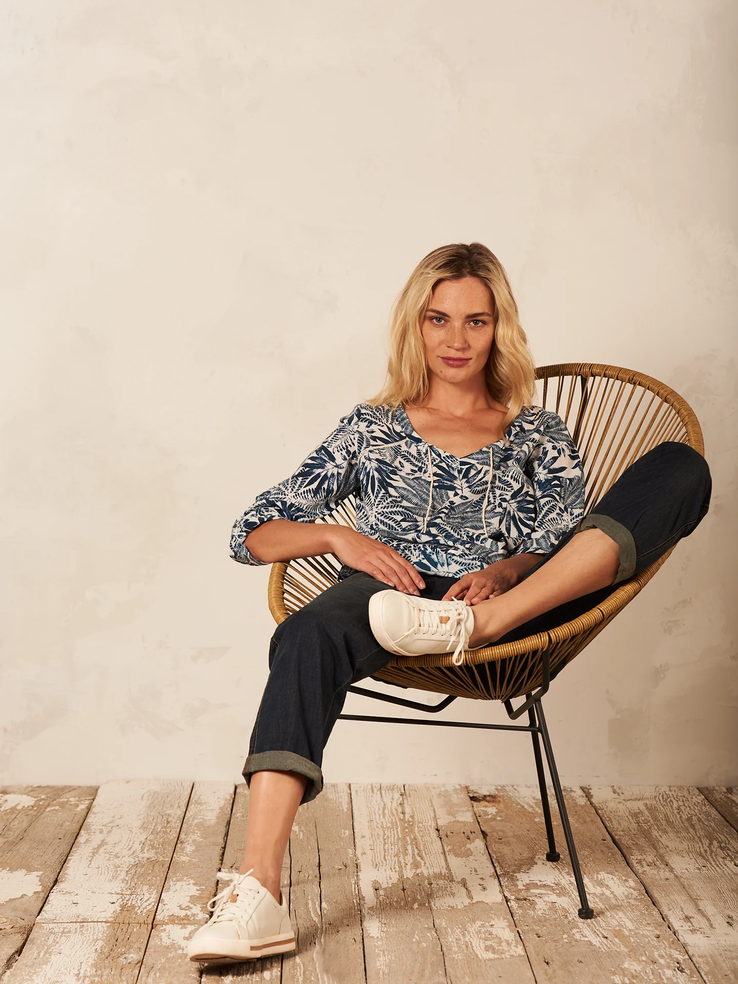 Bluse mit V-Ausschnitt - Image 8