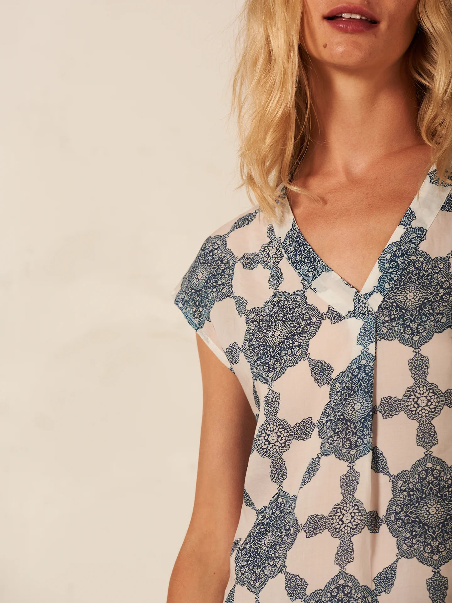 Bluse mit V-Ausschnitt - Image 8