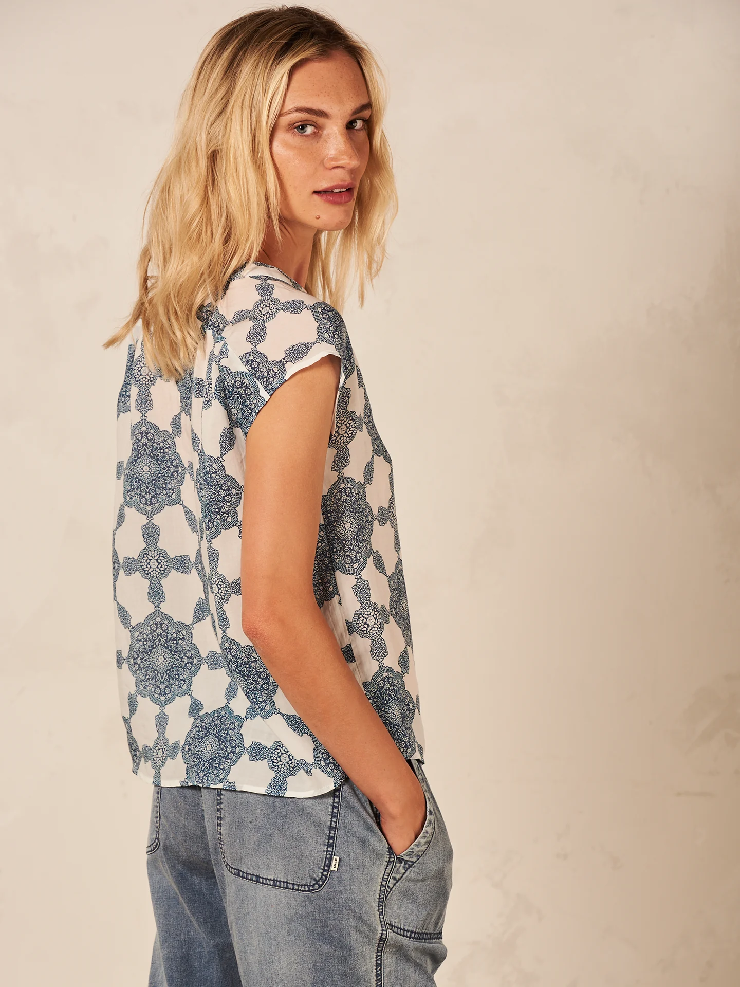 Bluse mit V-Ausschnitt - Image 9