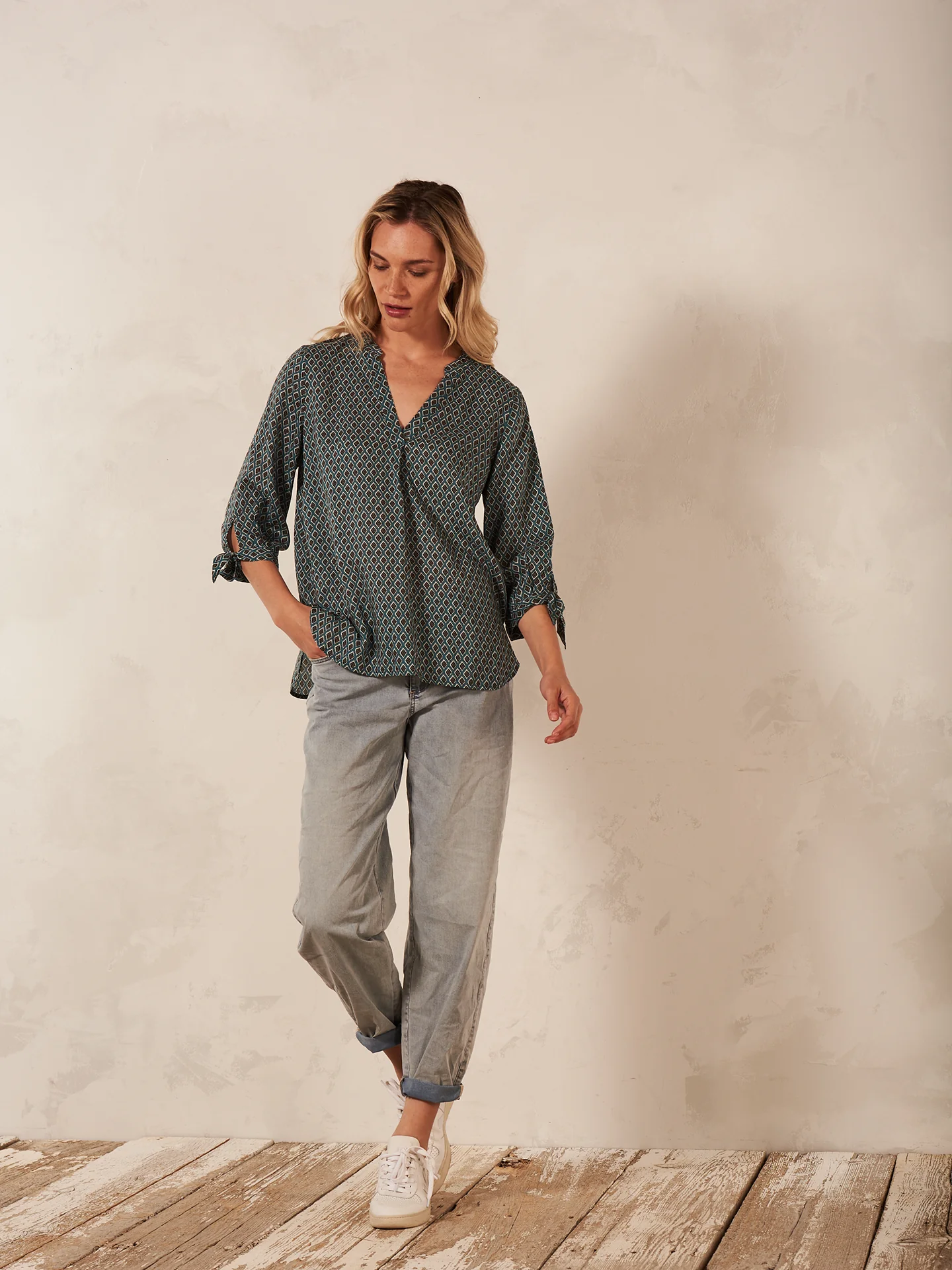Bluse mit V-Ausschnitt - Image 10