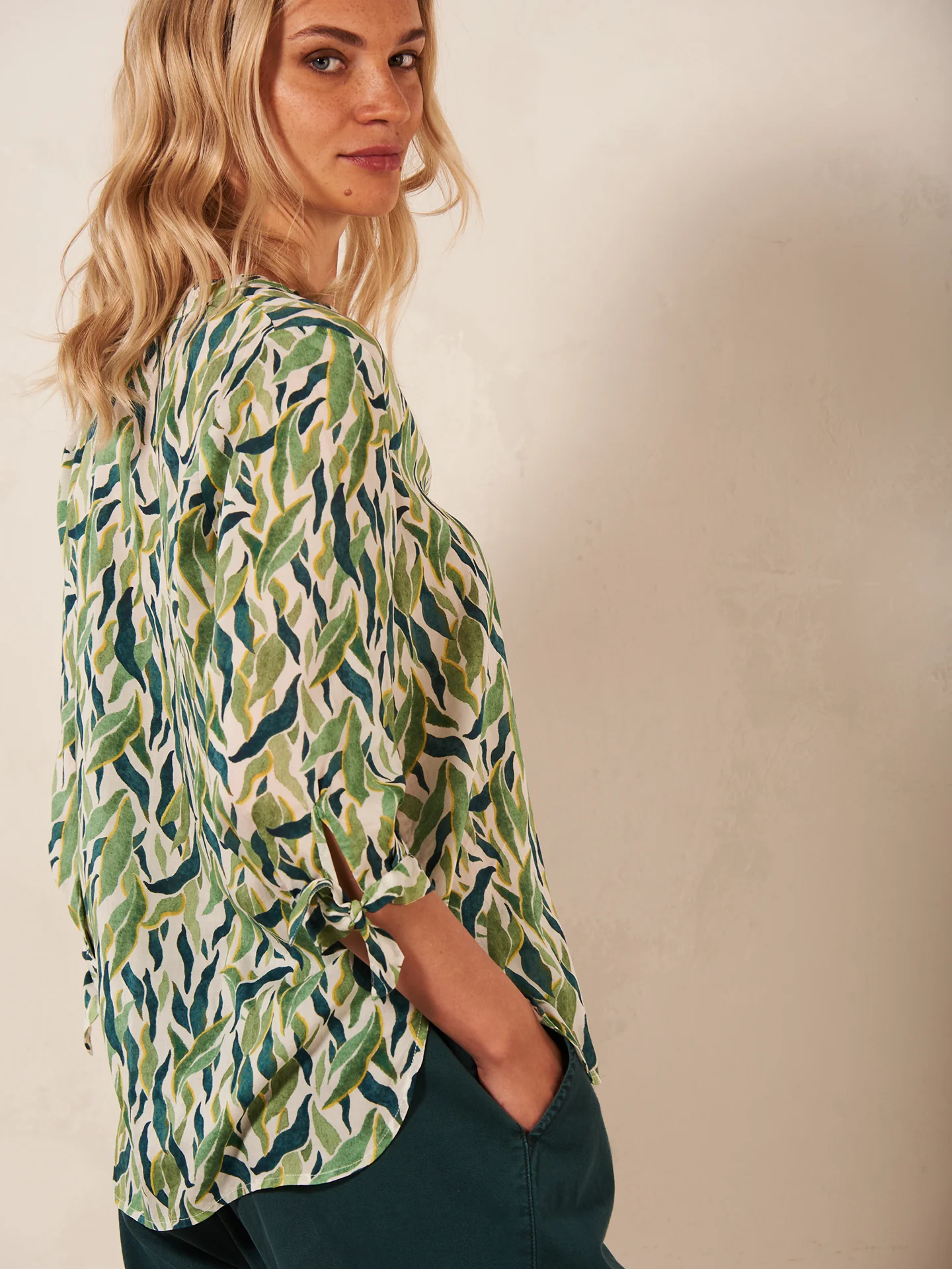 Bluse mit V-Ausschnitt - Image 3