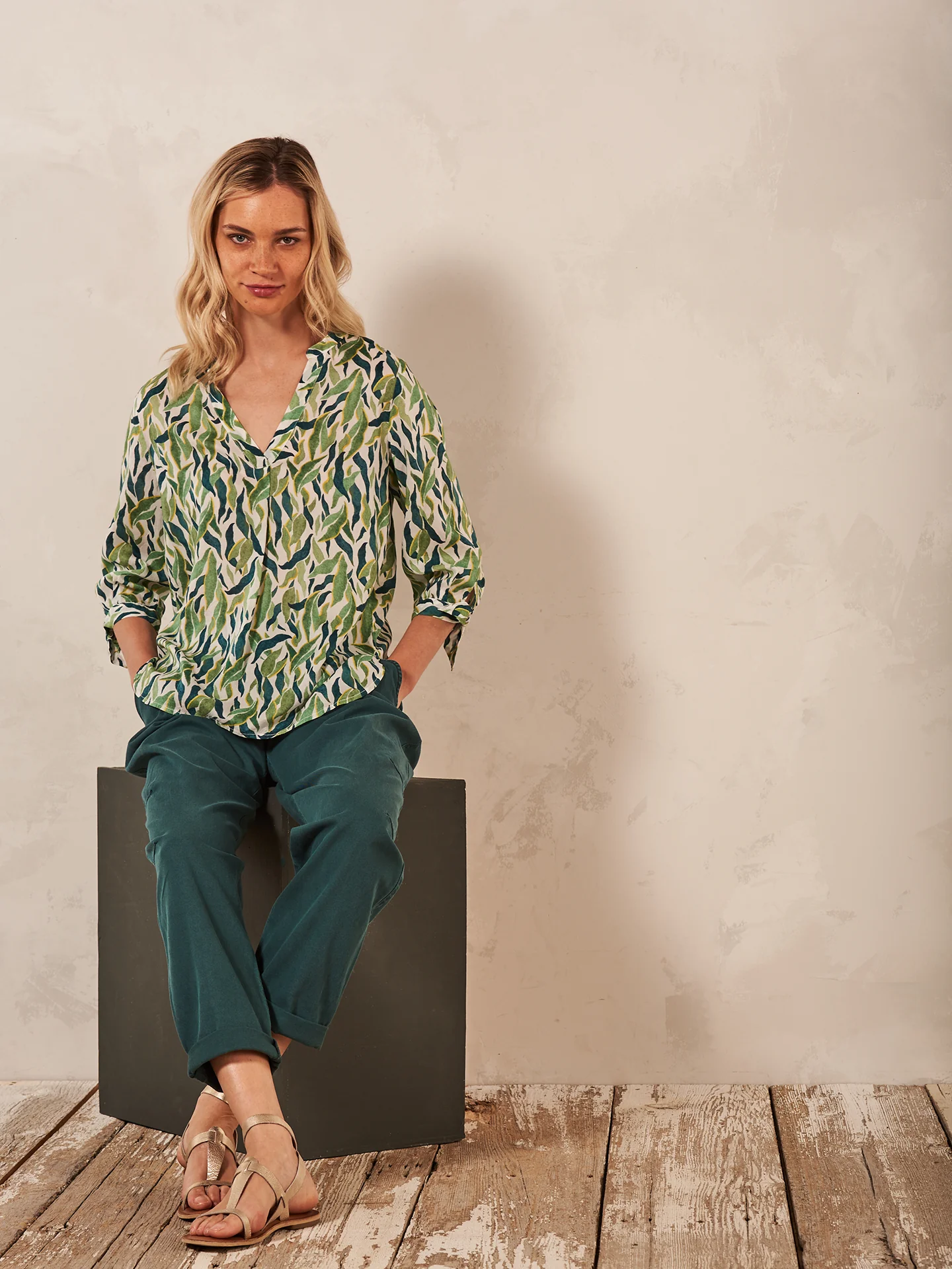 Bluse mit V-Ausschnitt - Image 4
