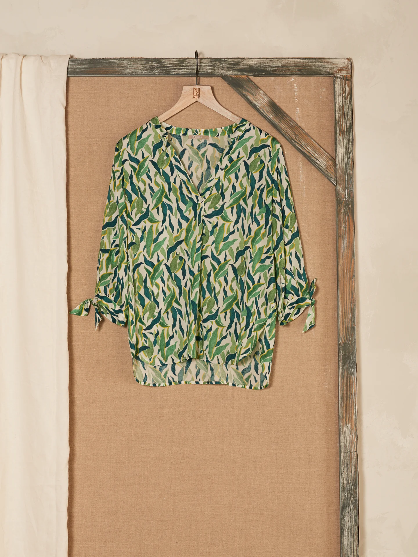Bluse mit V-Ausschnitt - Image 5