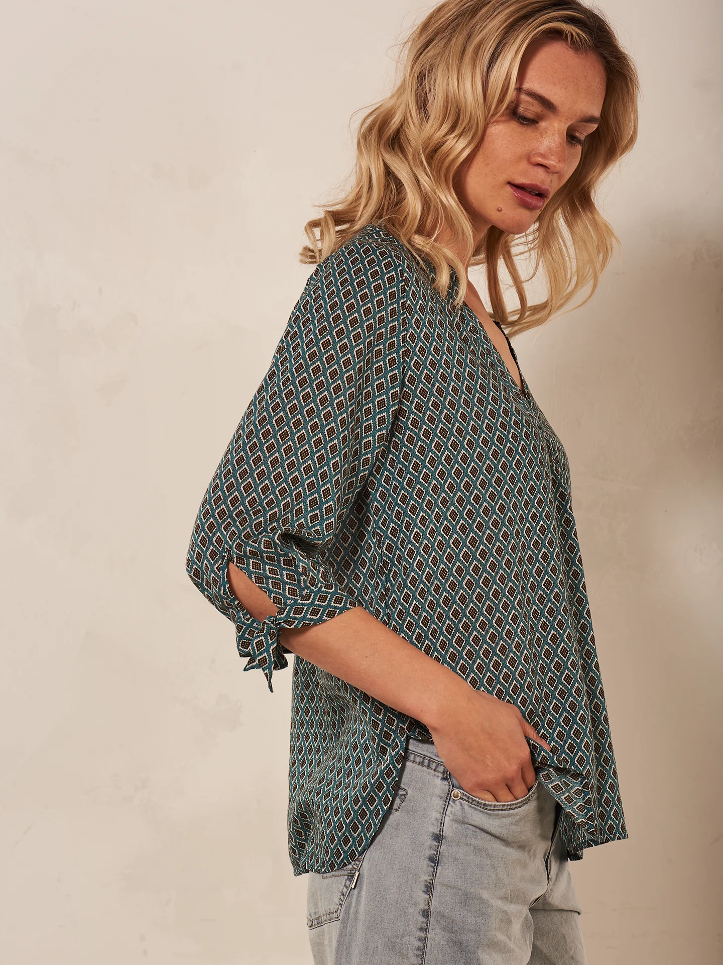 Bluse mit V-Ausschnitt - Image 7