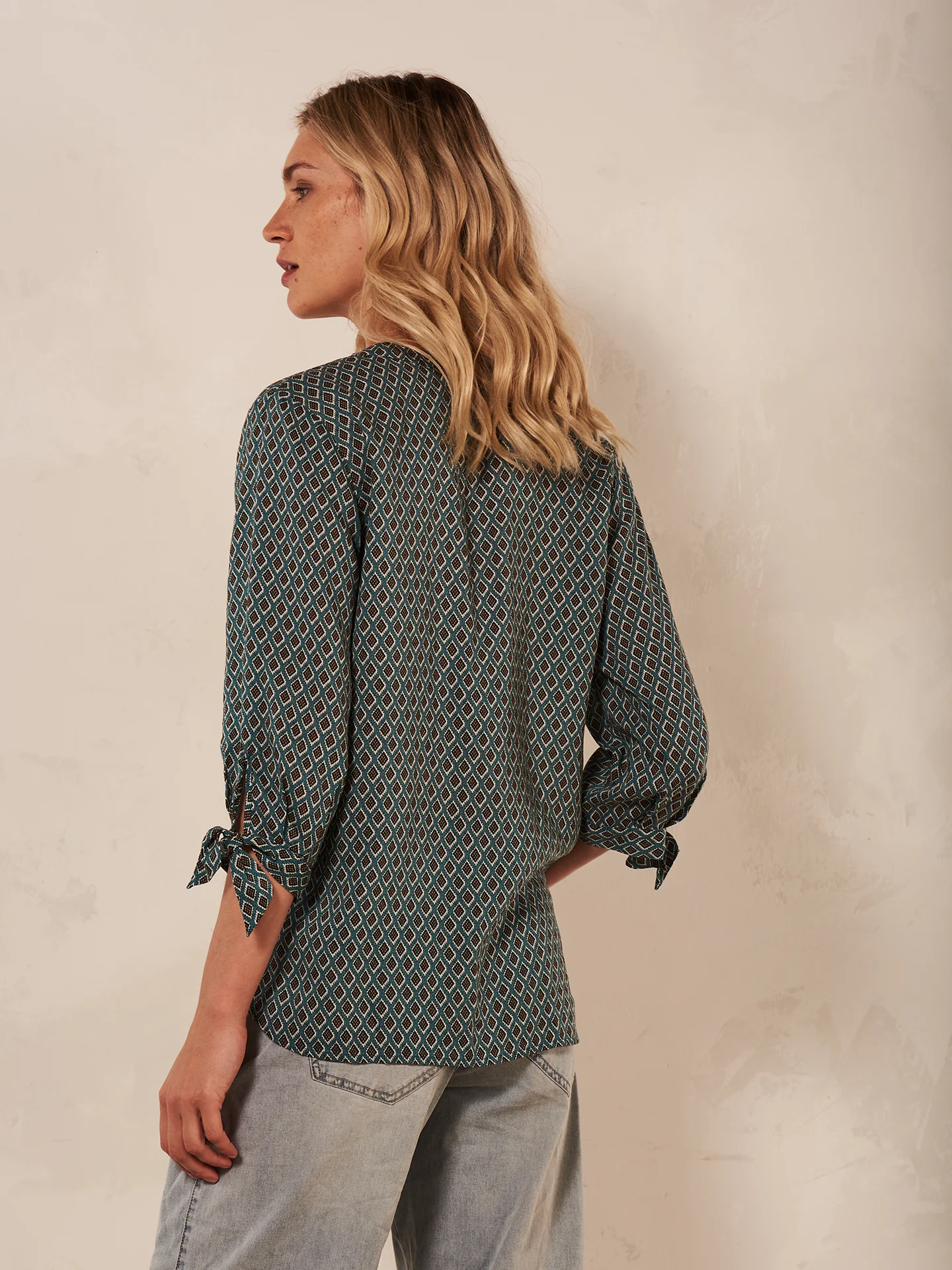 Bluse mit V-Ausschnitt - Image 9