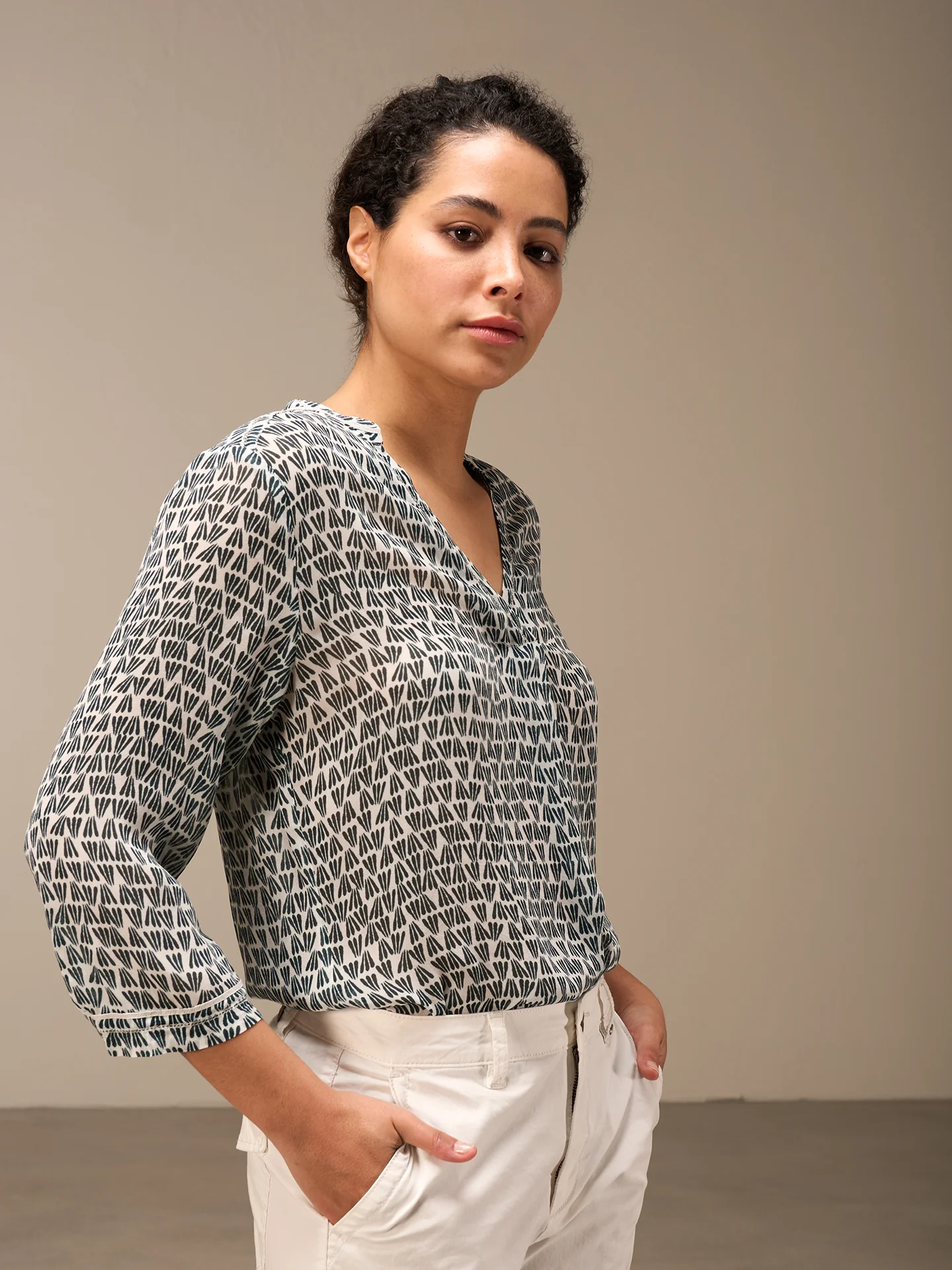 Bluse mit V-Ausschnitt - Image 10