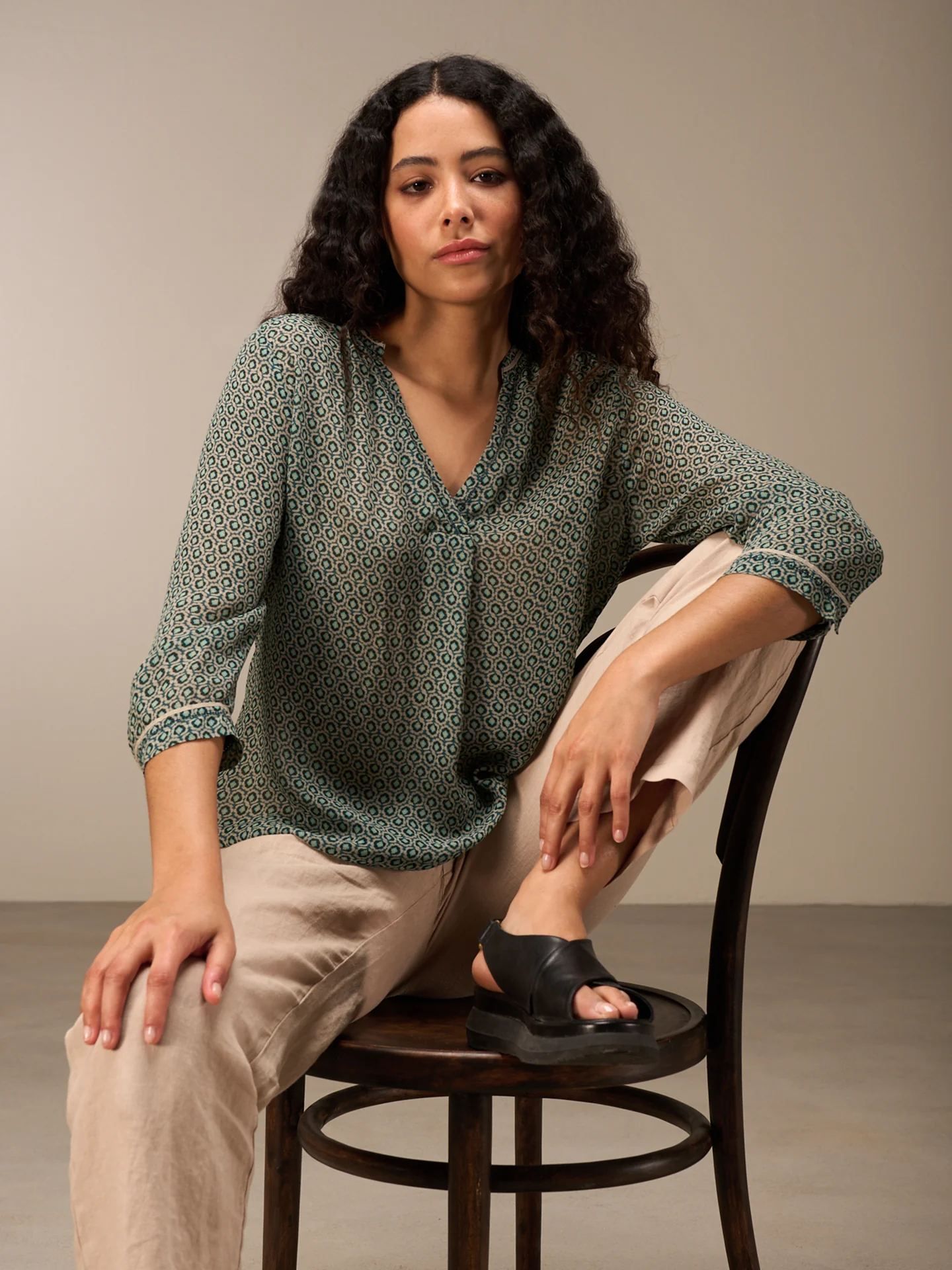 Bluse mit V-Ausschnitt - Image 12