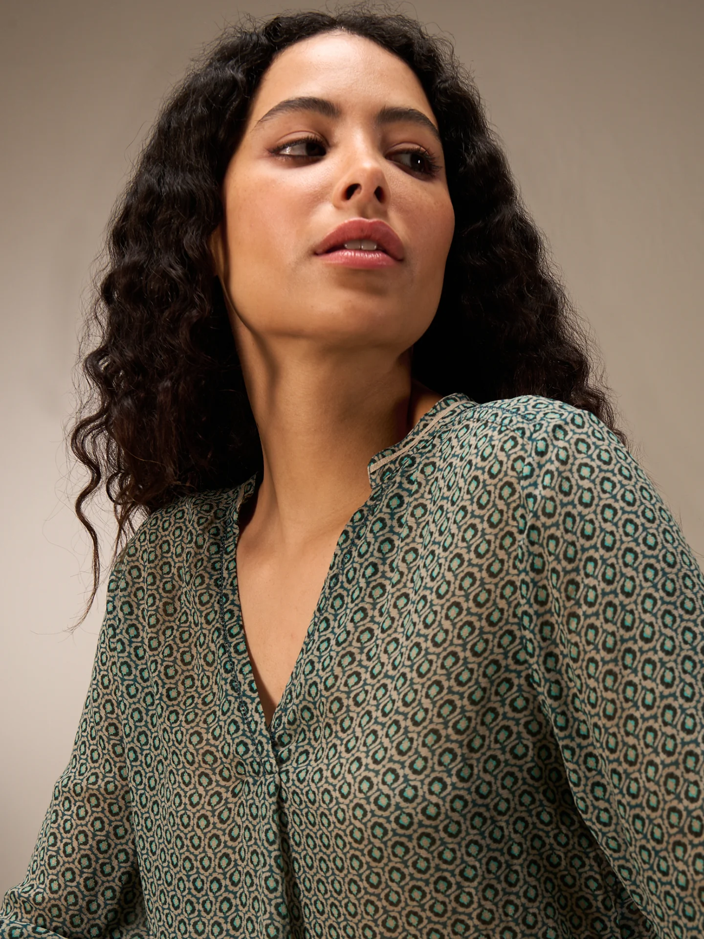Bluse mit V-Ausschnitt - Image 13