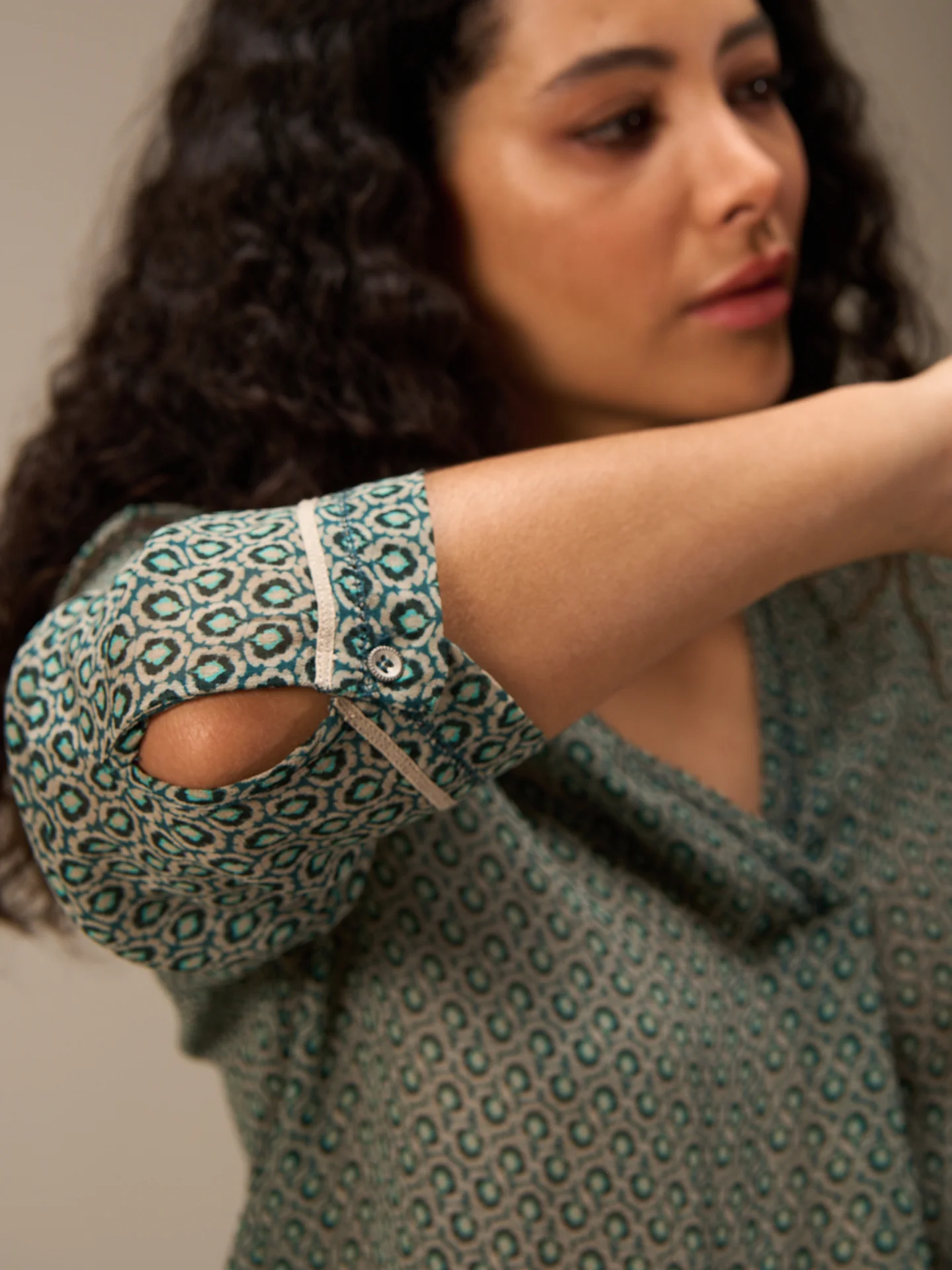 Bluse mit V-Ausschnitt - Image 14