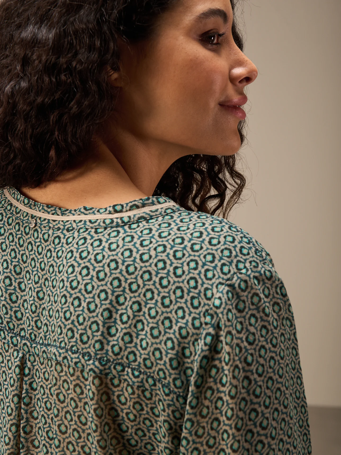 Bluse mit V-Ausschnitt - Image 15