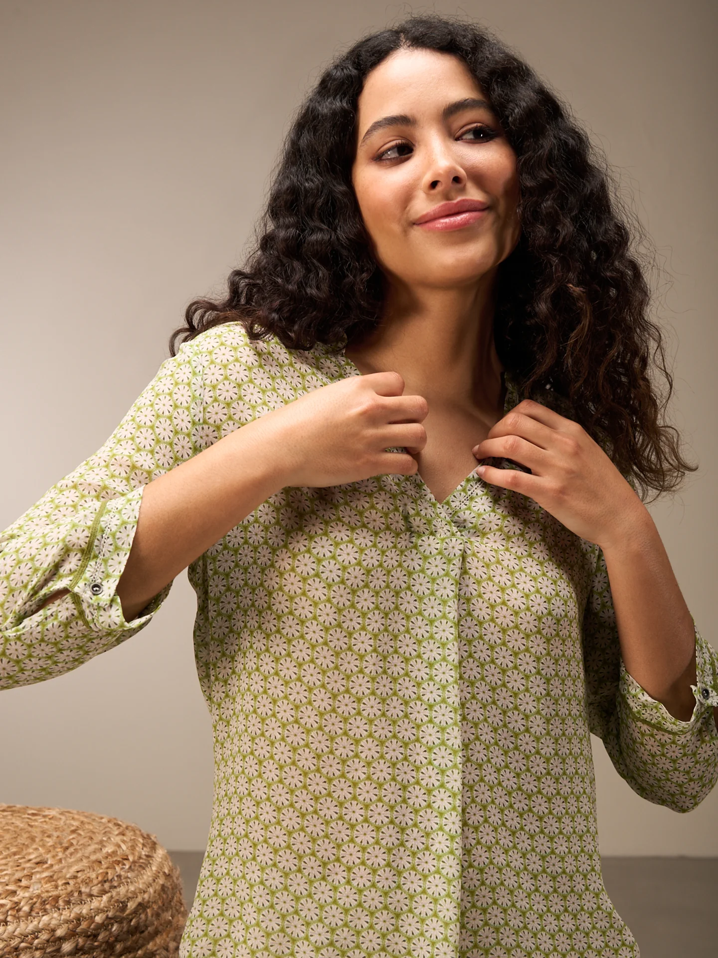 Bluse mit V-Ausschnitt - Image 2