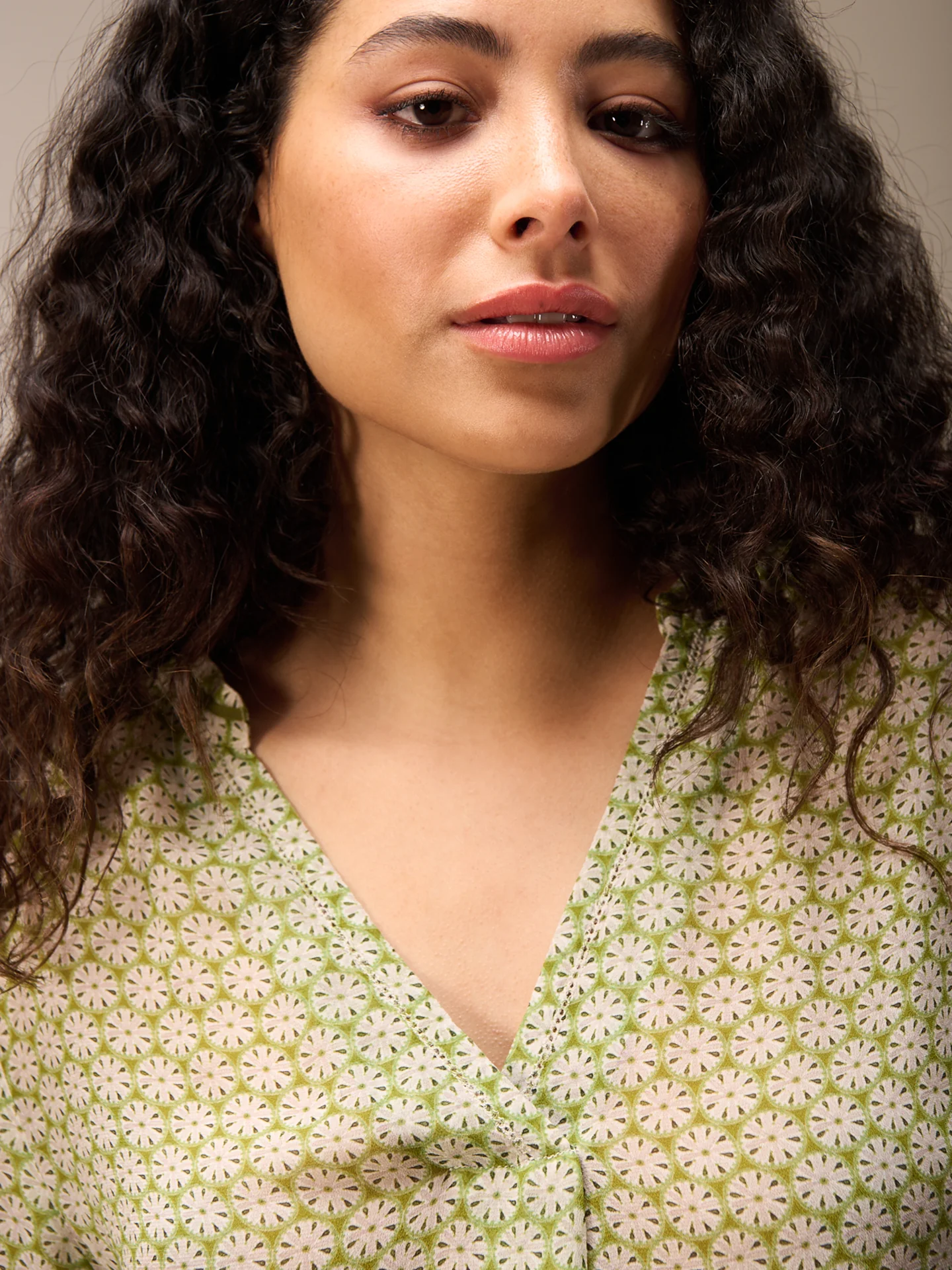 Bluse mit V-Ausschnitt - Image 3