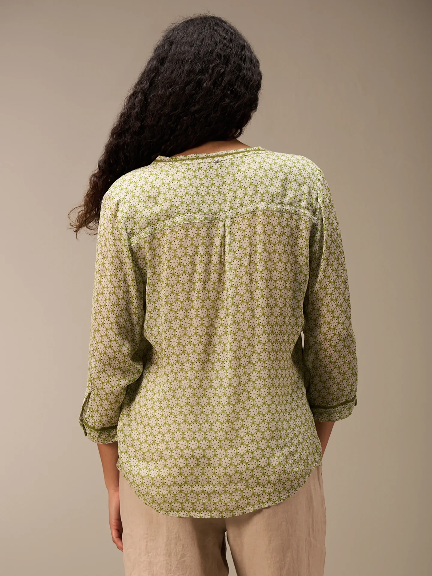 Bluse mit V-Ausschnitt - Image 4