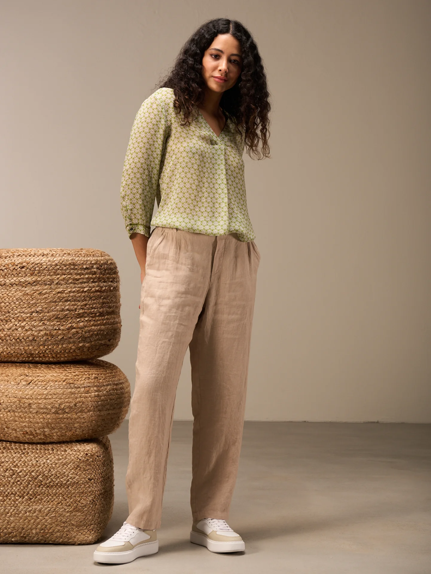 Bluse mit V-Ausschnitt - Image 5