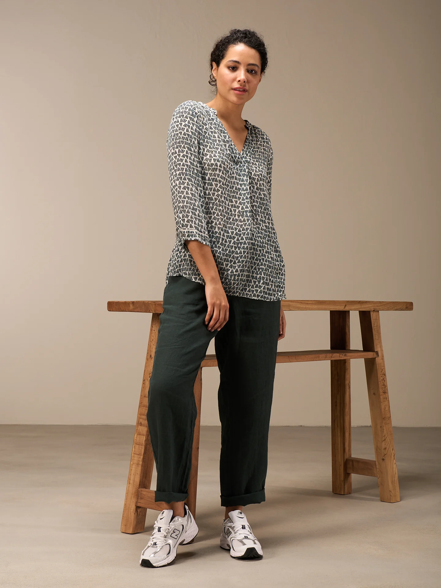 Bluse mit V-Ausschnitt - Image 7