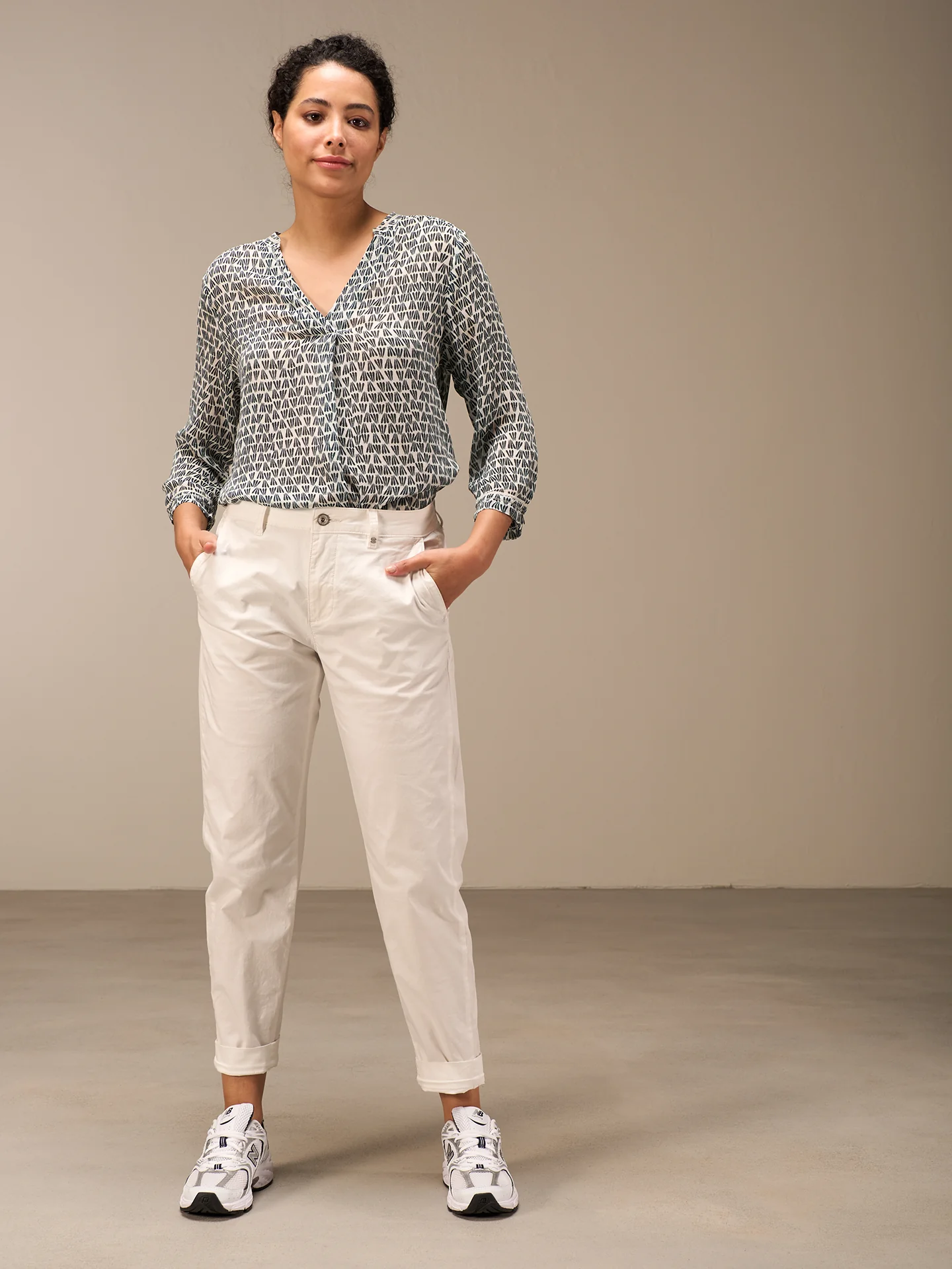 Bluse mit V-Ausschnitt - Image 9